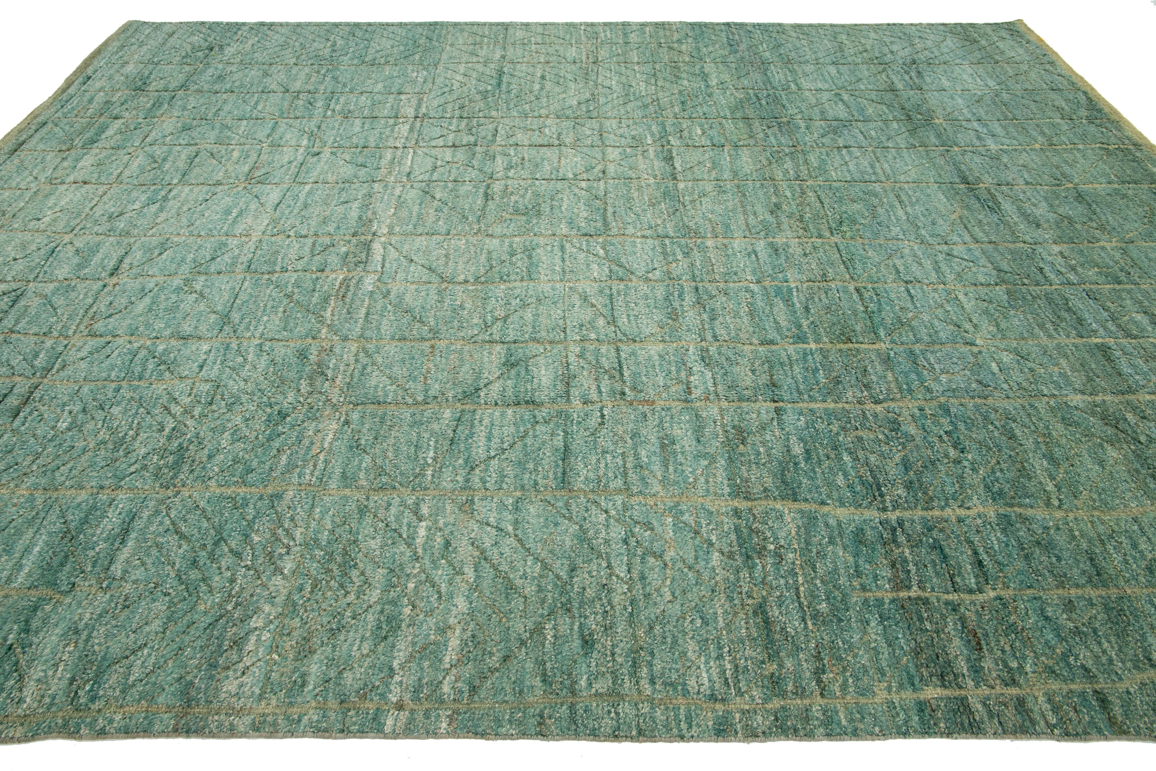 Alfombra marroquí contemporánea de lana verde con diseño geométrico en Nuevo estado para la venta en Norwalk, CT