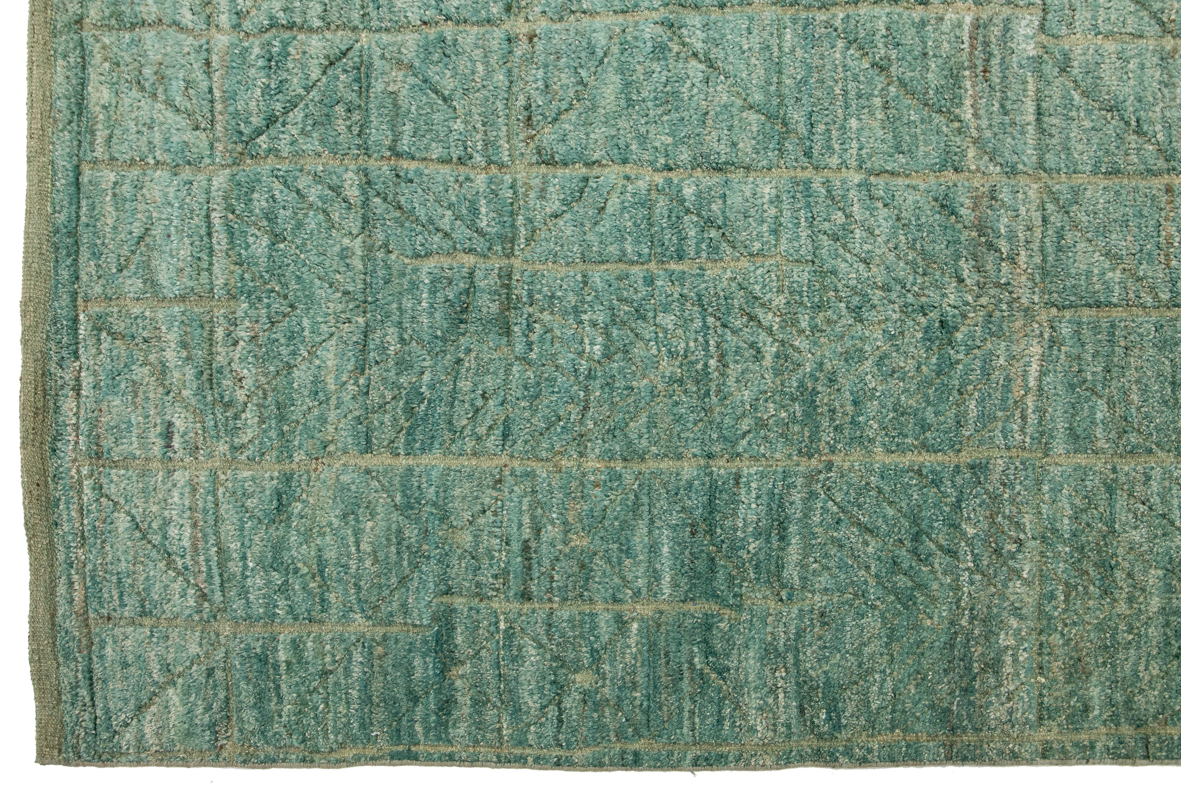 Alfombra marroquí contemporánea de lana verde con diseño geométrico Siglo XXI y contemporáneo en venta