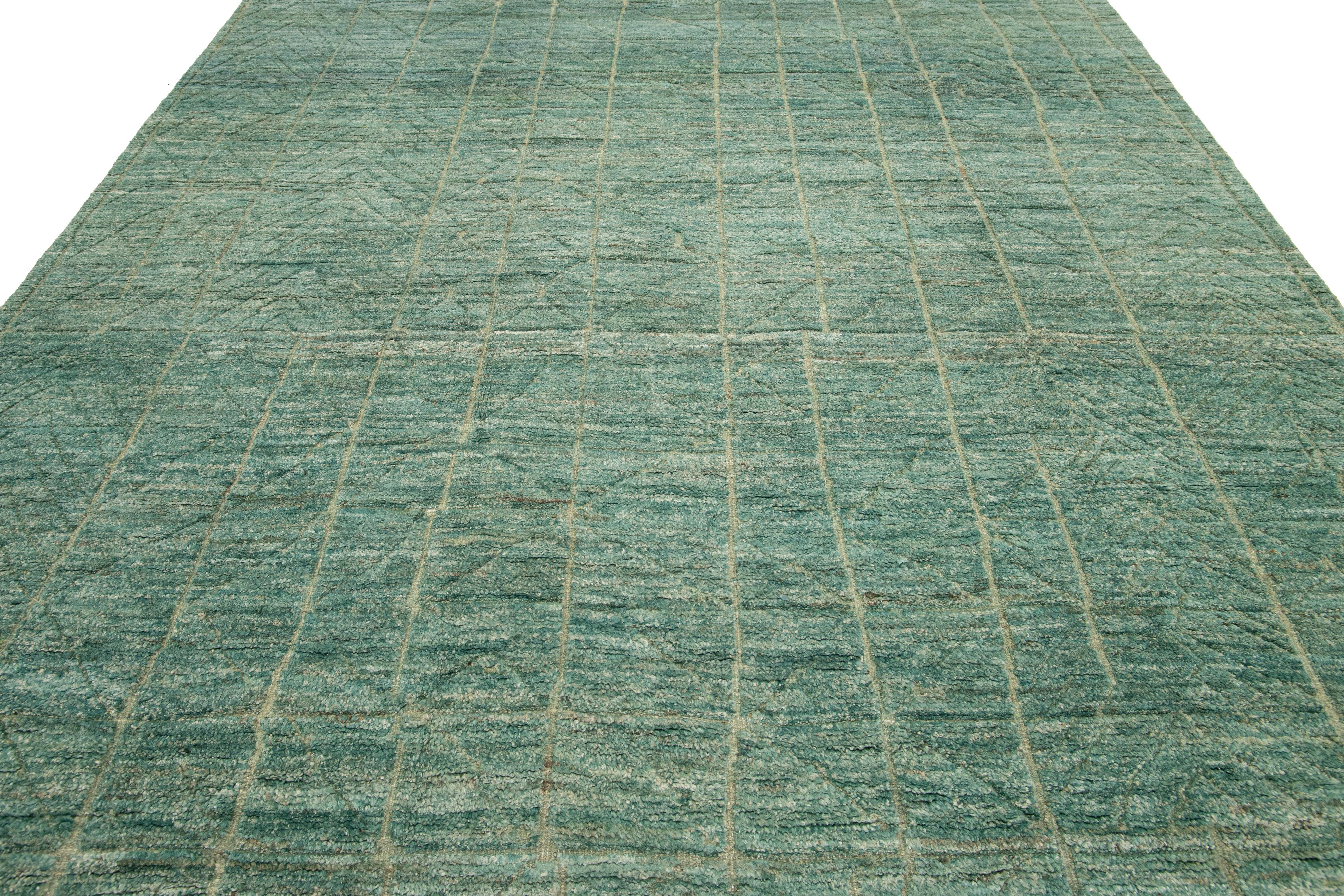 Alfombra marroquí contemporánea de lana verde con diseño geométrico Lana en venta