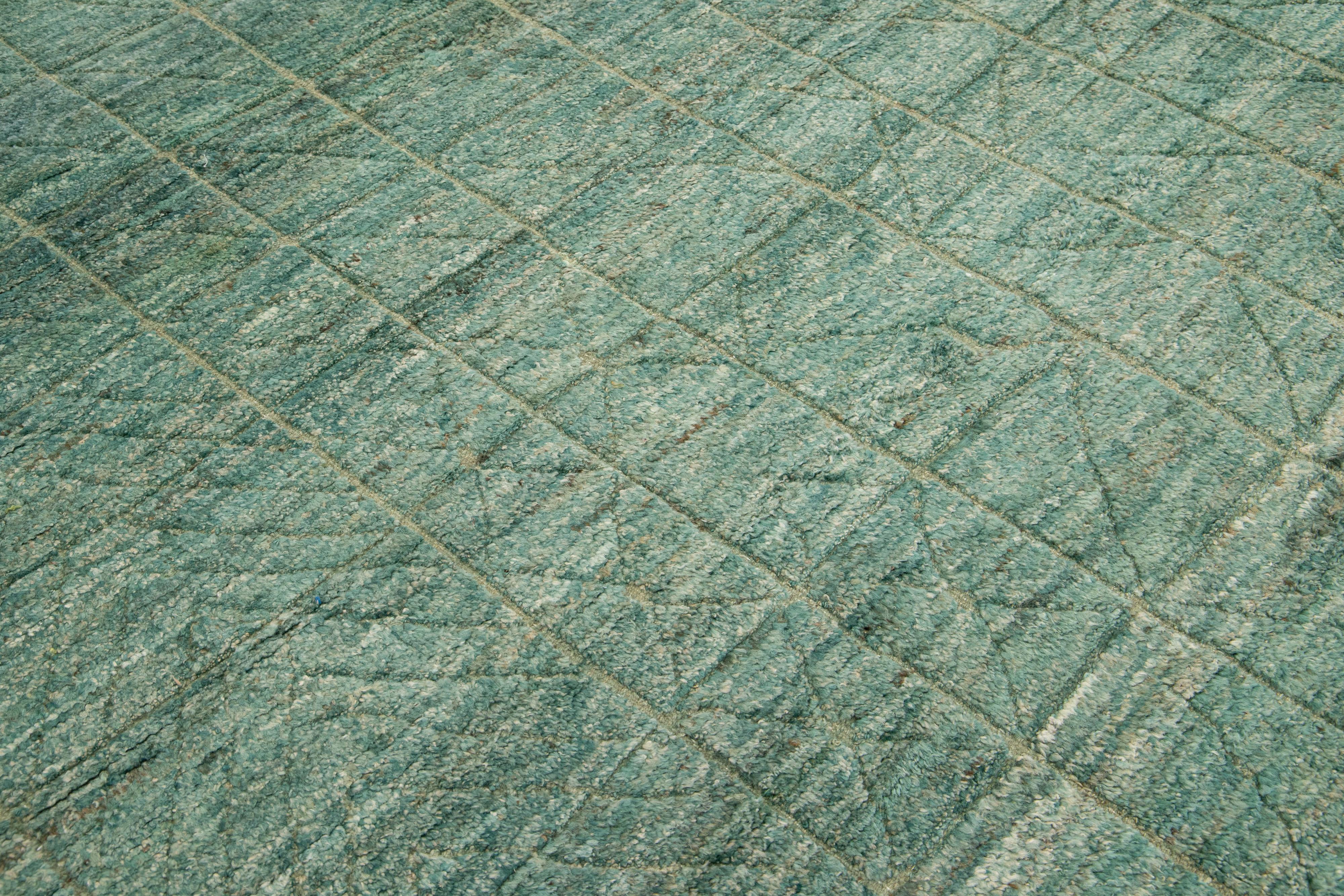 Alfombra marroquí contemporánea de lana verde con diseño geométrico en venta 1