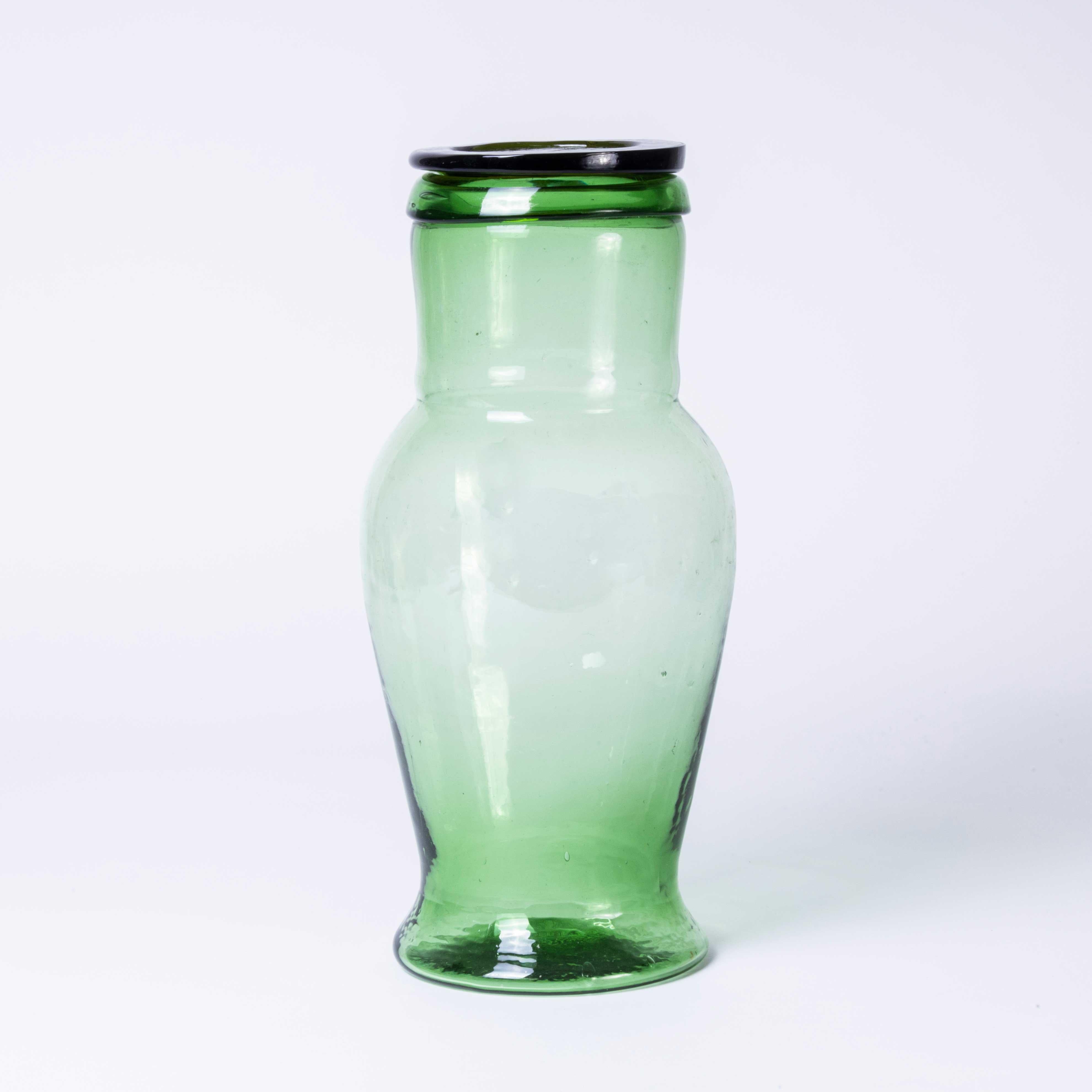 Tarro de vidrio soplado marroquí contemporáneo - Verde. Hand Made en Marruecos. El vidrio es soplado a boca y está disponible en varios colores. Cada tarro viene con una tapa pesada. Excelente calidad artesanal. El anuncio es para un tarro.

Informe