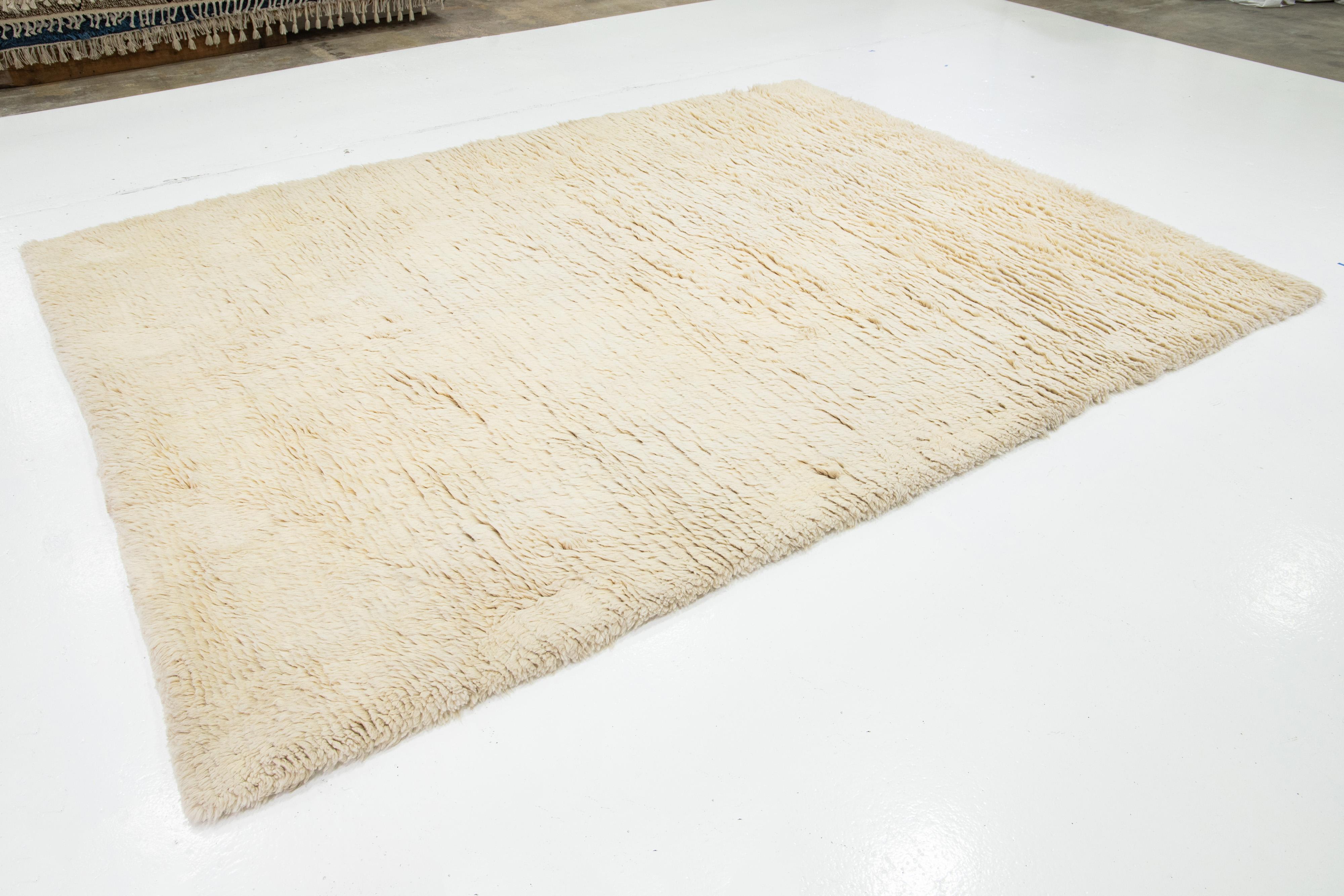 Moderne Tapis marocain contemporain en laine pelucheuse fait main en beige en vente