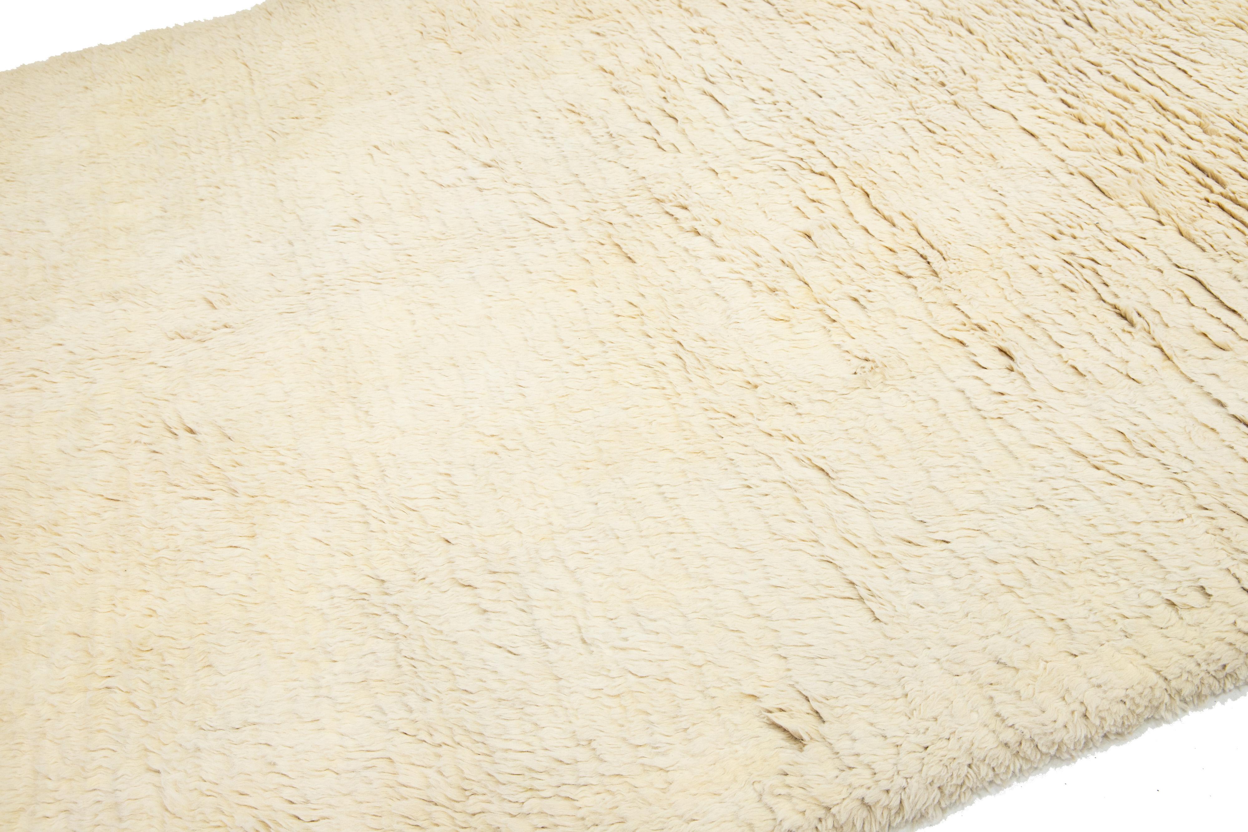 Noué à la main Tapis marocain contemporain en laine pelucheuse fait main en beige en vente