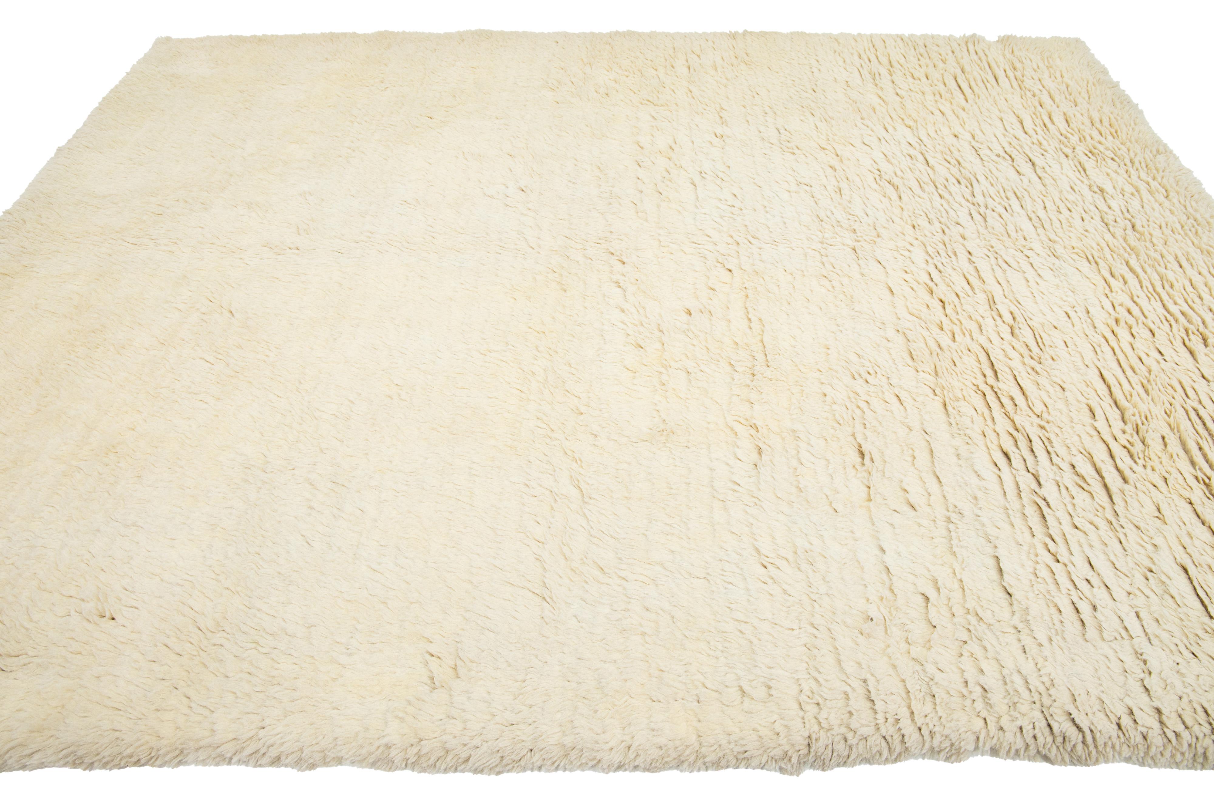 Tapis marocain contemporain en laine pelucheuse fait main en beige Neuf - En vente à Norwalk, CT