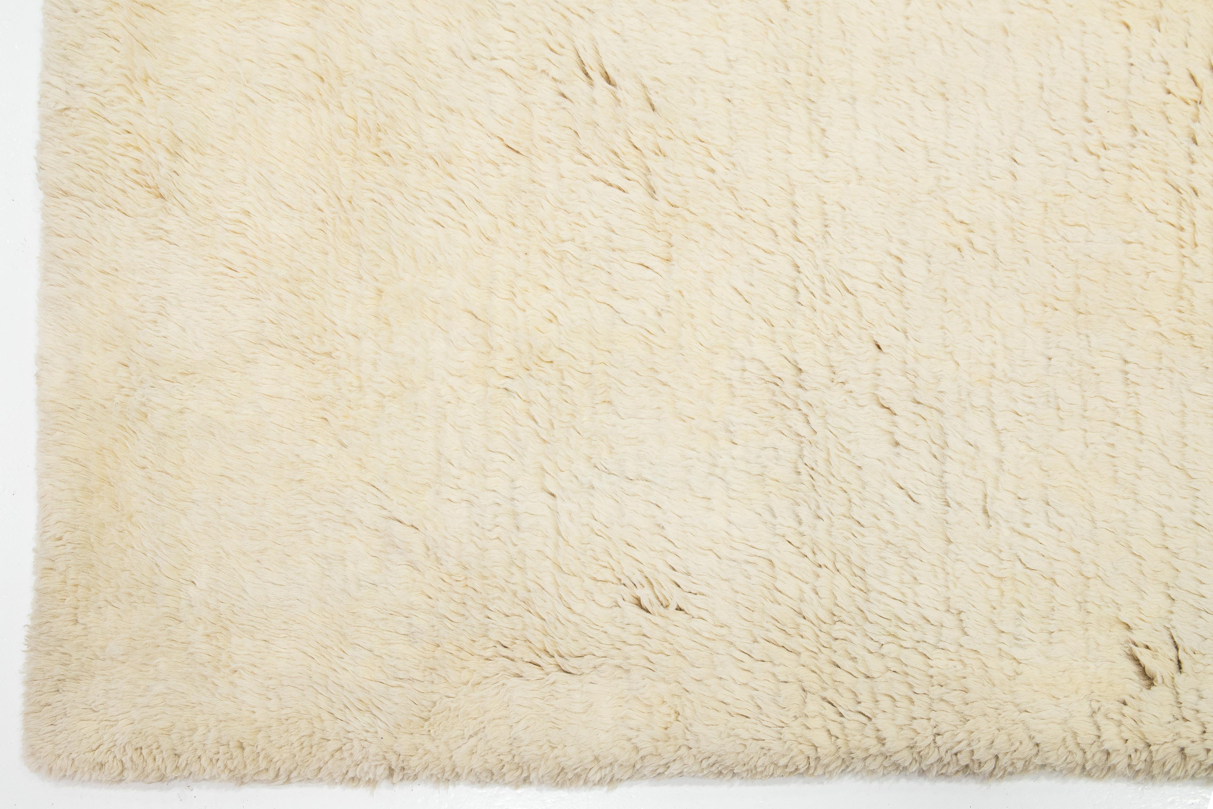 XXIe siècle et contemporain Tapis marocain contemporain en laine pelucheuse fait main en beige en vente