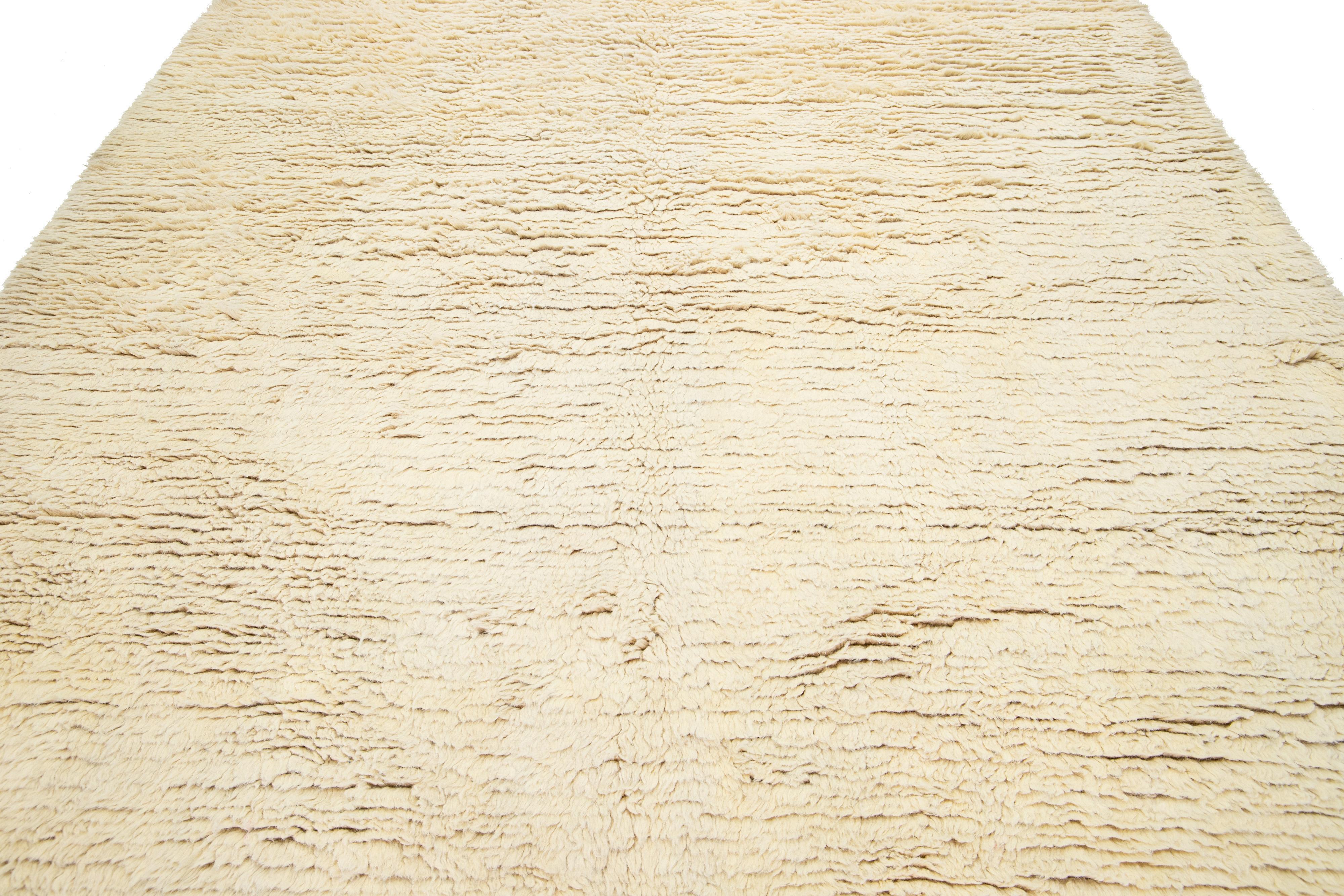 Laine Tapis marocain contemporain en laine pelucheuse fait main en beige en vente