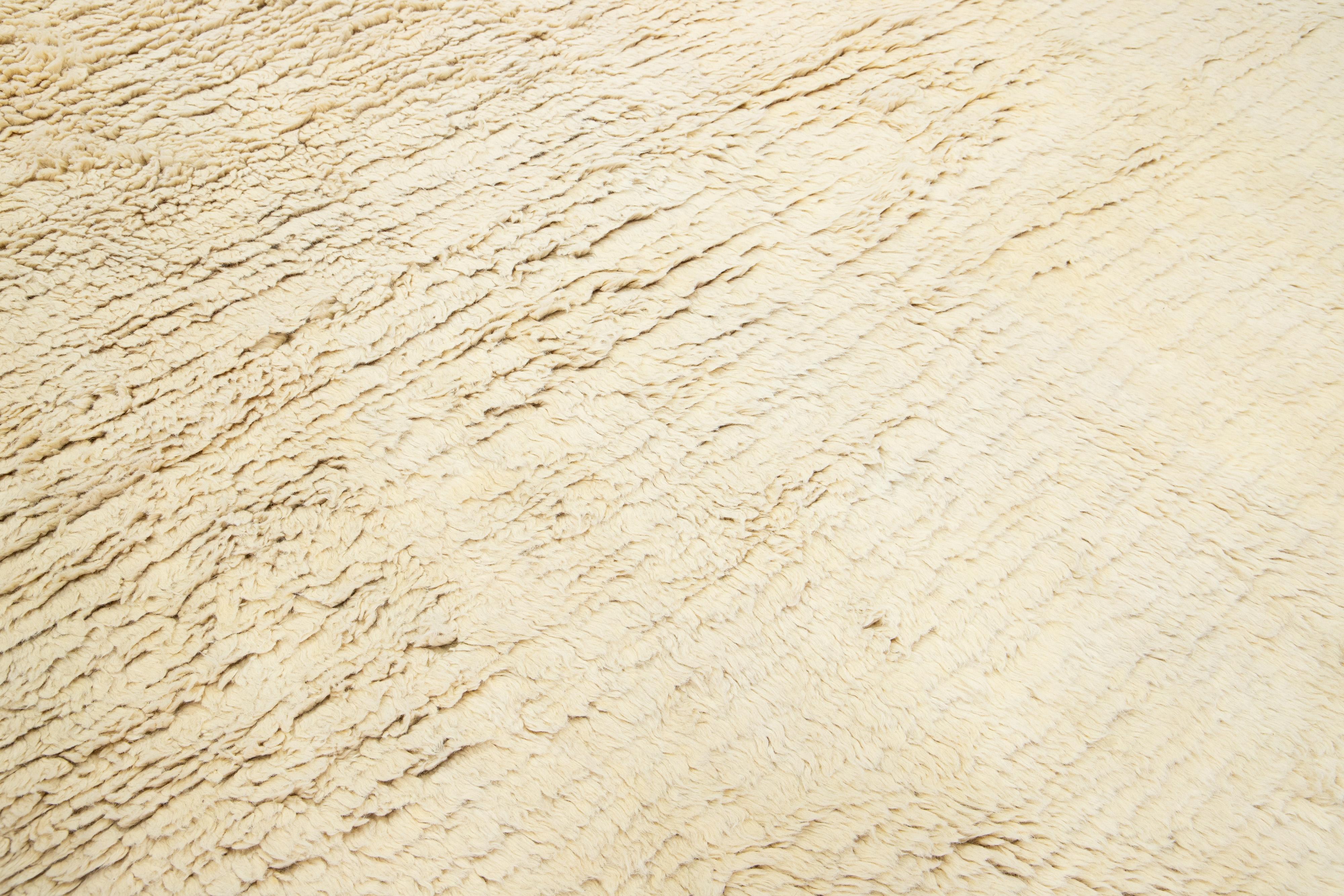 Tapis marocain contemporain en laine pelucheuse fait main en beige en vente 1