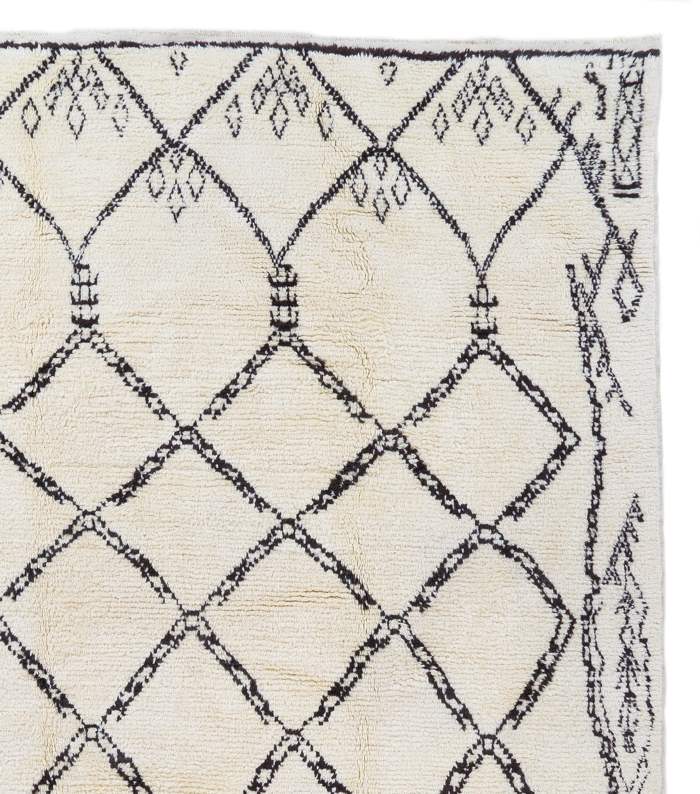 Ein moderner handgeknüpfter marokkanischer Teppich aus pflanzengefärbter Schafwolle. 
Weicher, komfortabler Flor, ideal für Familien mit Kindern.
Erhältlich so wie er ist oder nach Maß in jeder gewünschten Größe und Farbkombination.