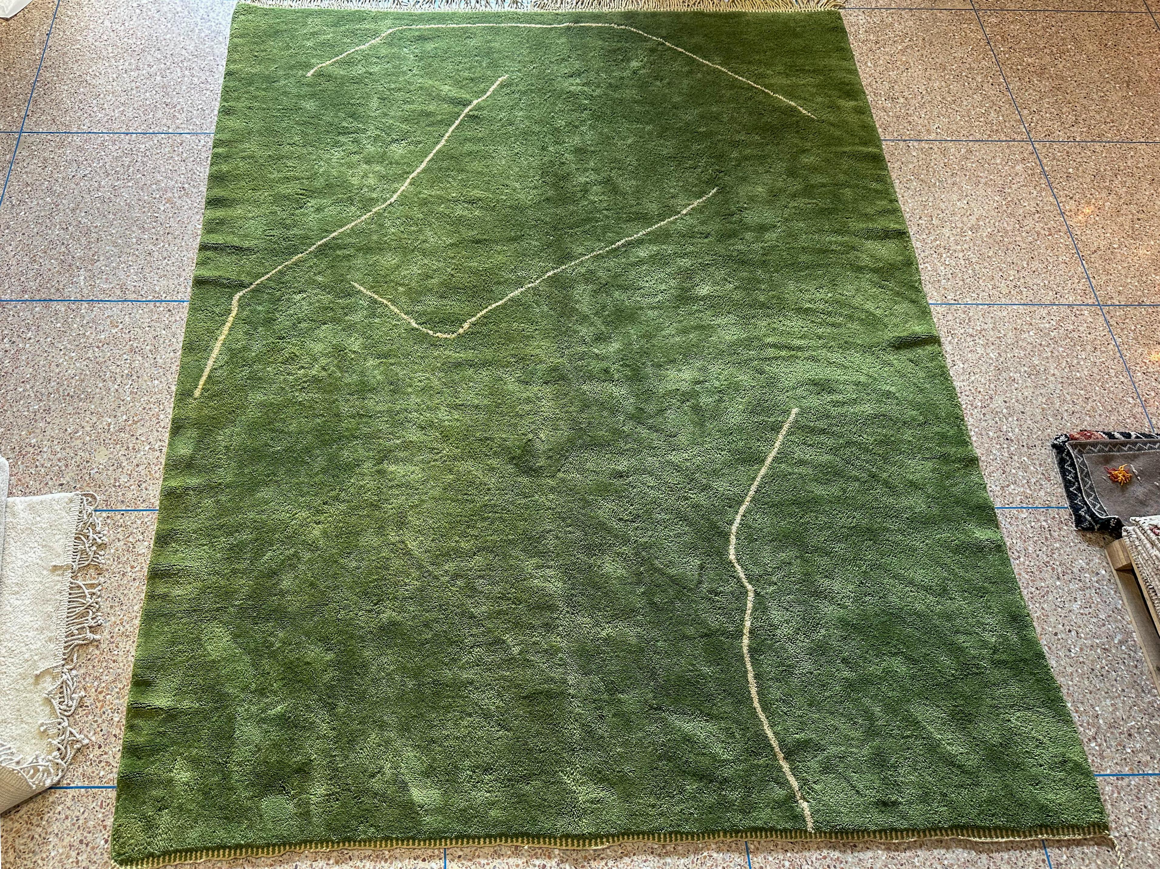 Nous créons exclusivement des tapis individuels sur mesure. Cela signifie que nous ne produisons pas d'articles inutiles et que nous donnons la priorité au respect de la nature. C'est pourquoi nous estimons qu'il nous faut environ 8 à 9 semaines