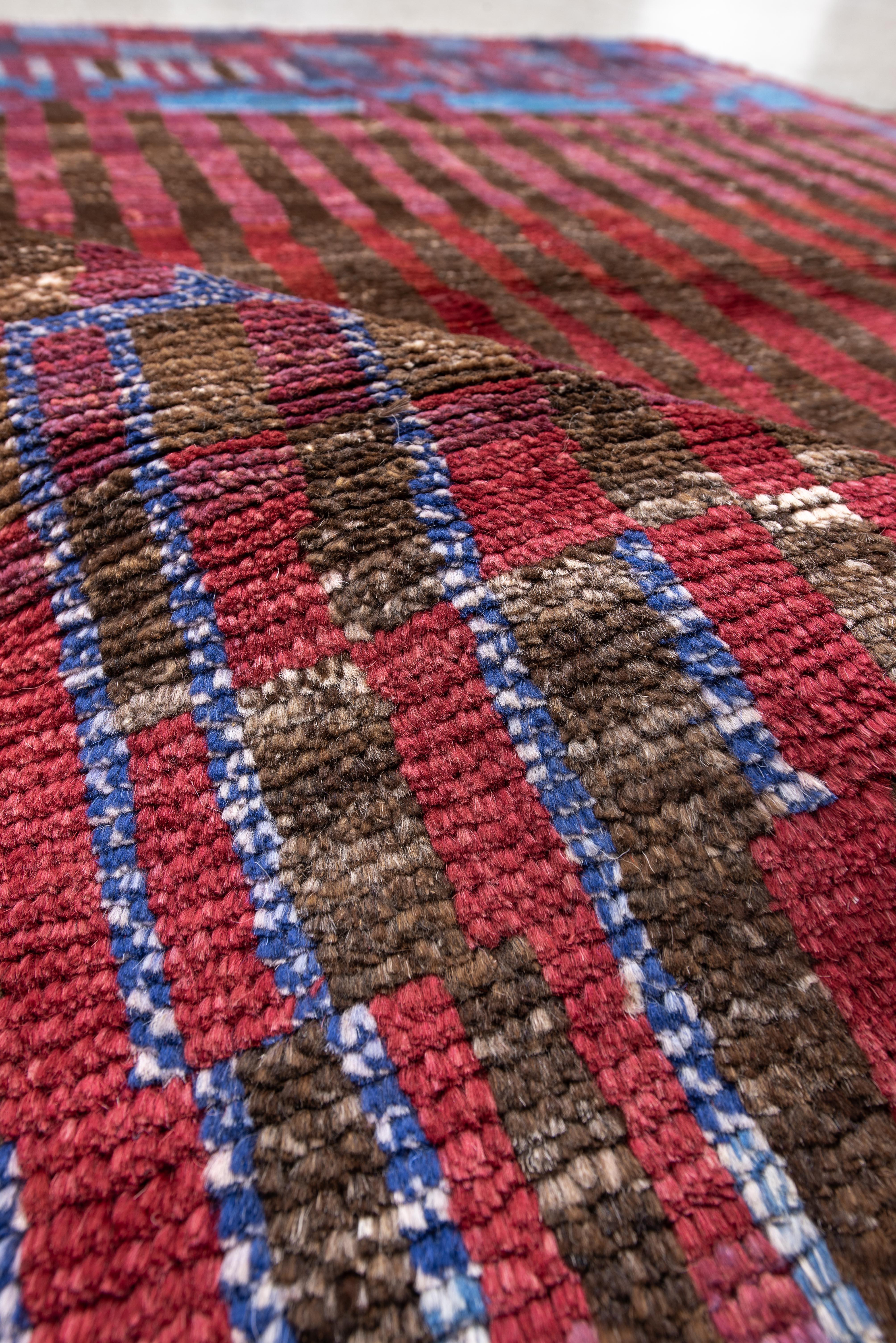 Alfombra marroquí contemporánea - Composición de rayas en escalera burdeos y cobalto en Bueno estado para la venta en New York, NY