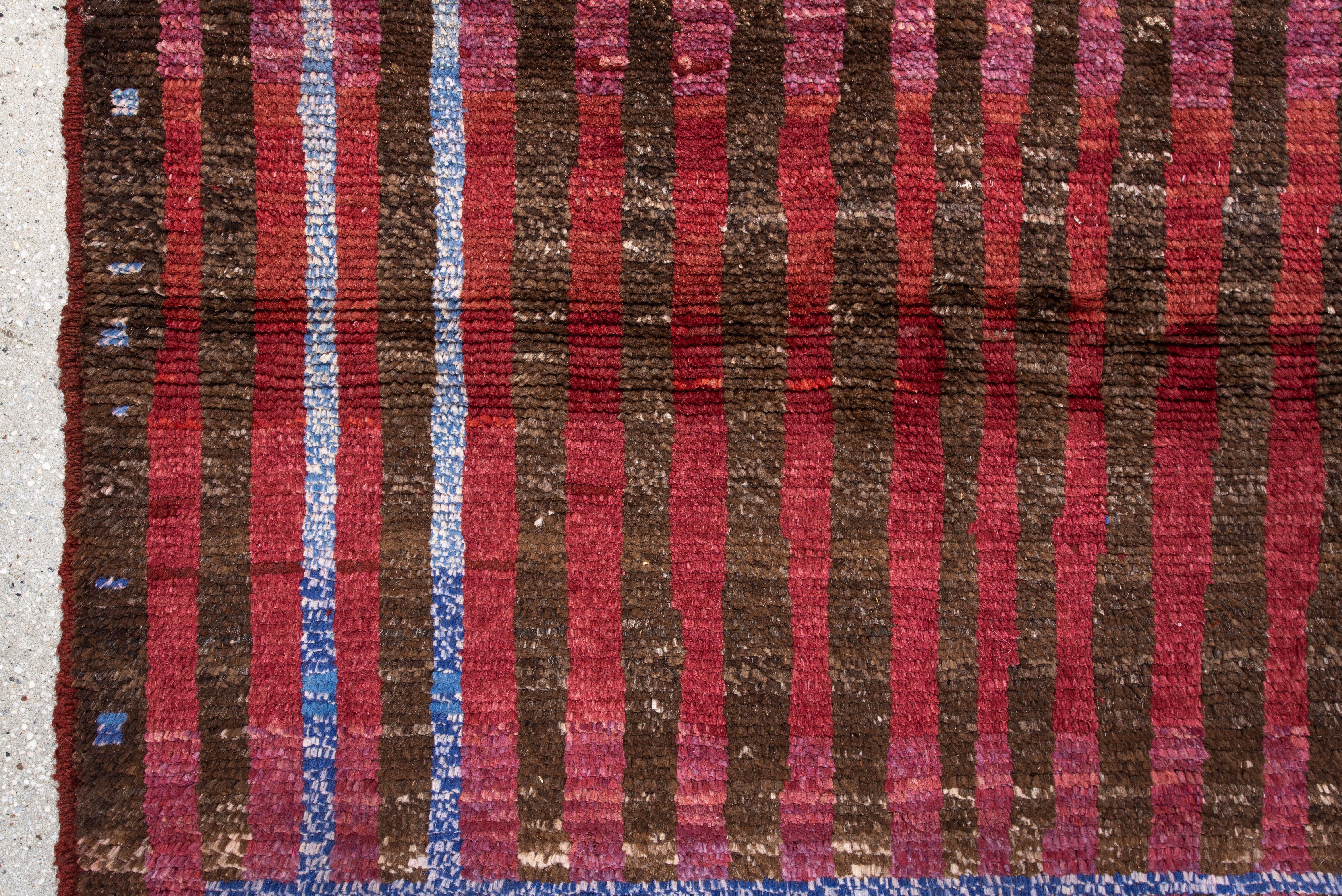 Alfombra marroquí contemporánea - Composición de rayas en escalera burdeos y cobalto Lana en venta