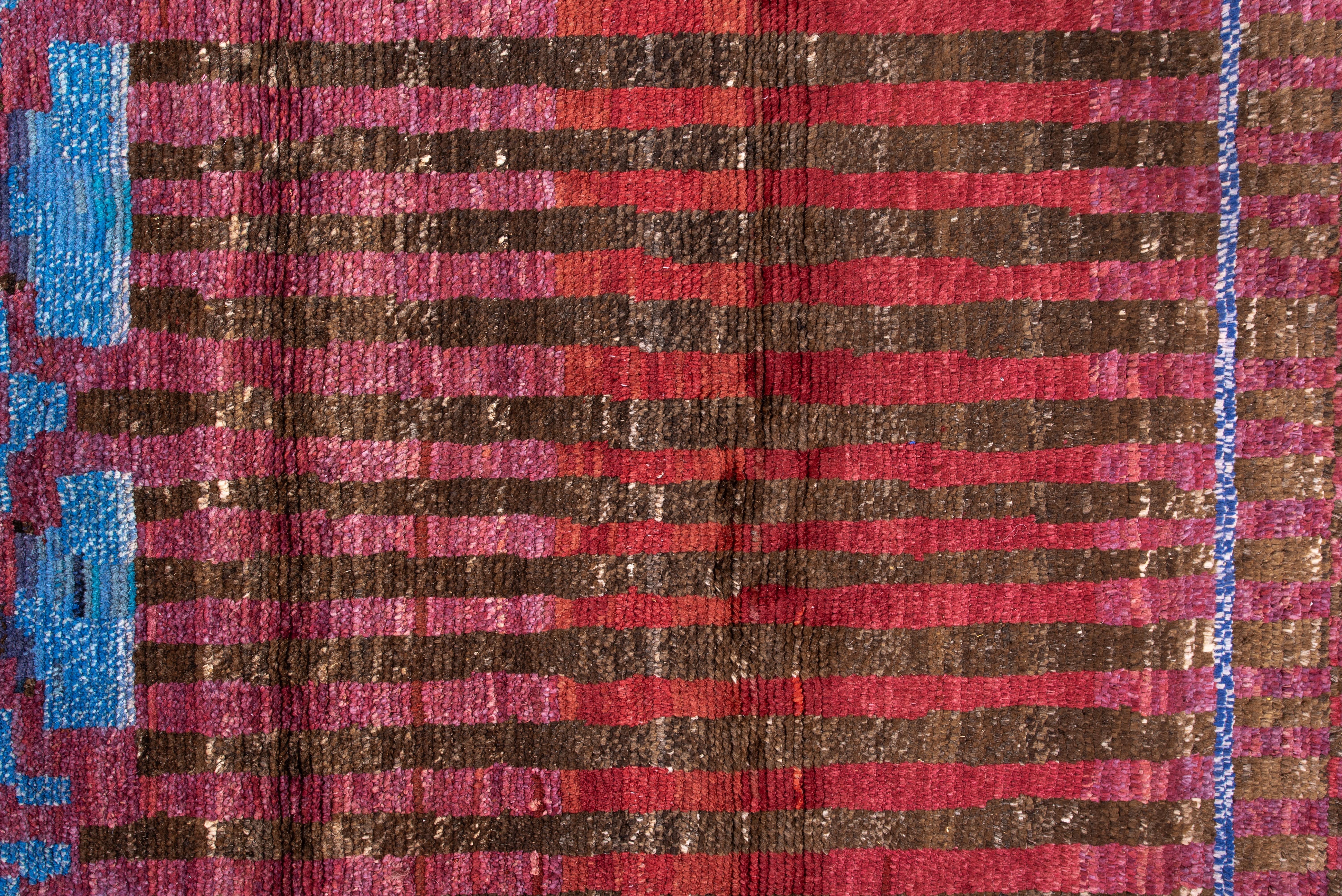 Alfombra marroquí contemporánea - Composición de rayas en escalera burdeos y cobalto en venta 1