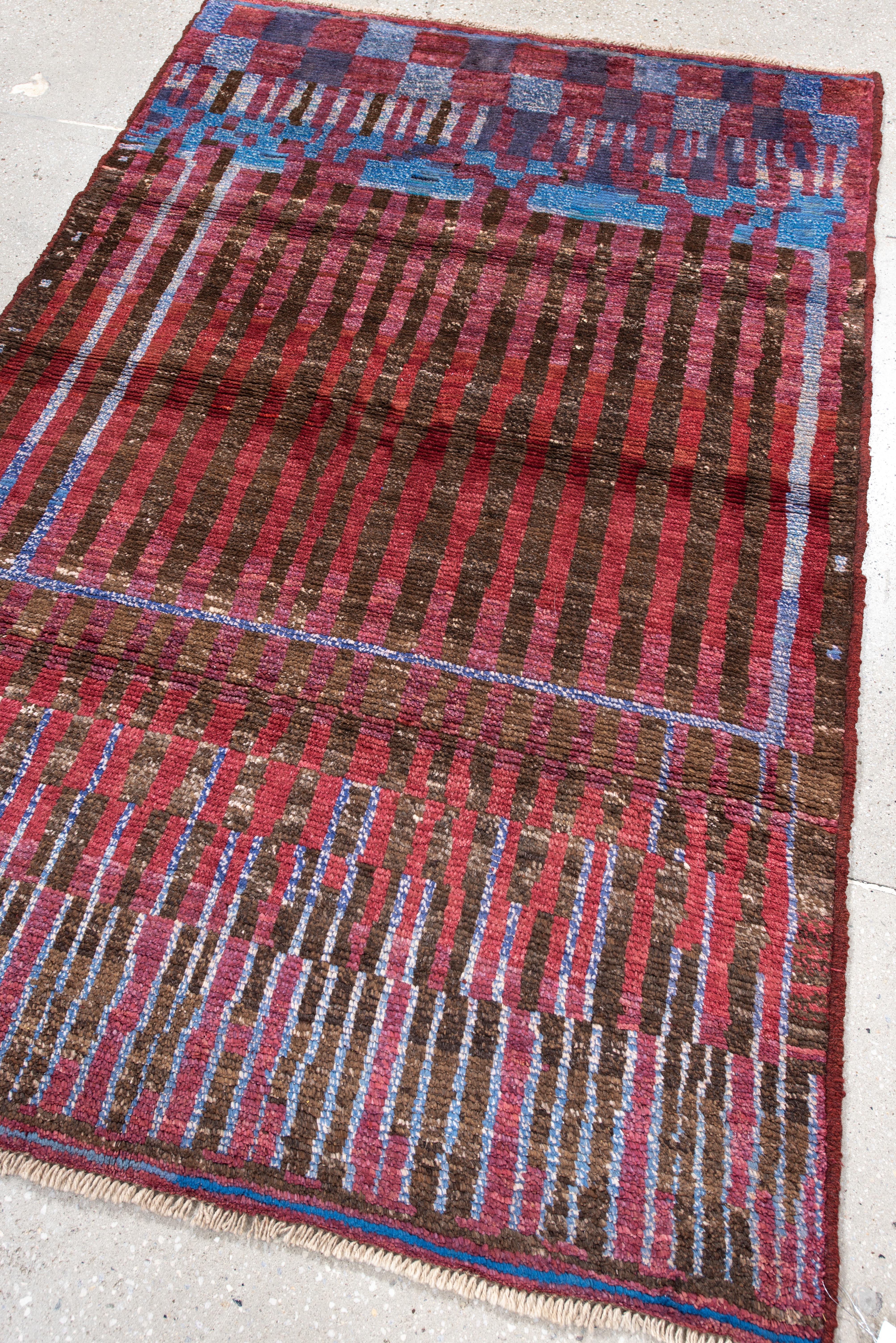 Alfombra marroquí contemporánea - Composición de rayas en escalera burdeos y cobalto en venta 2