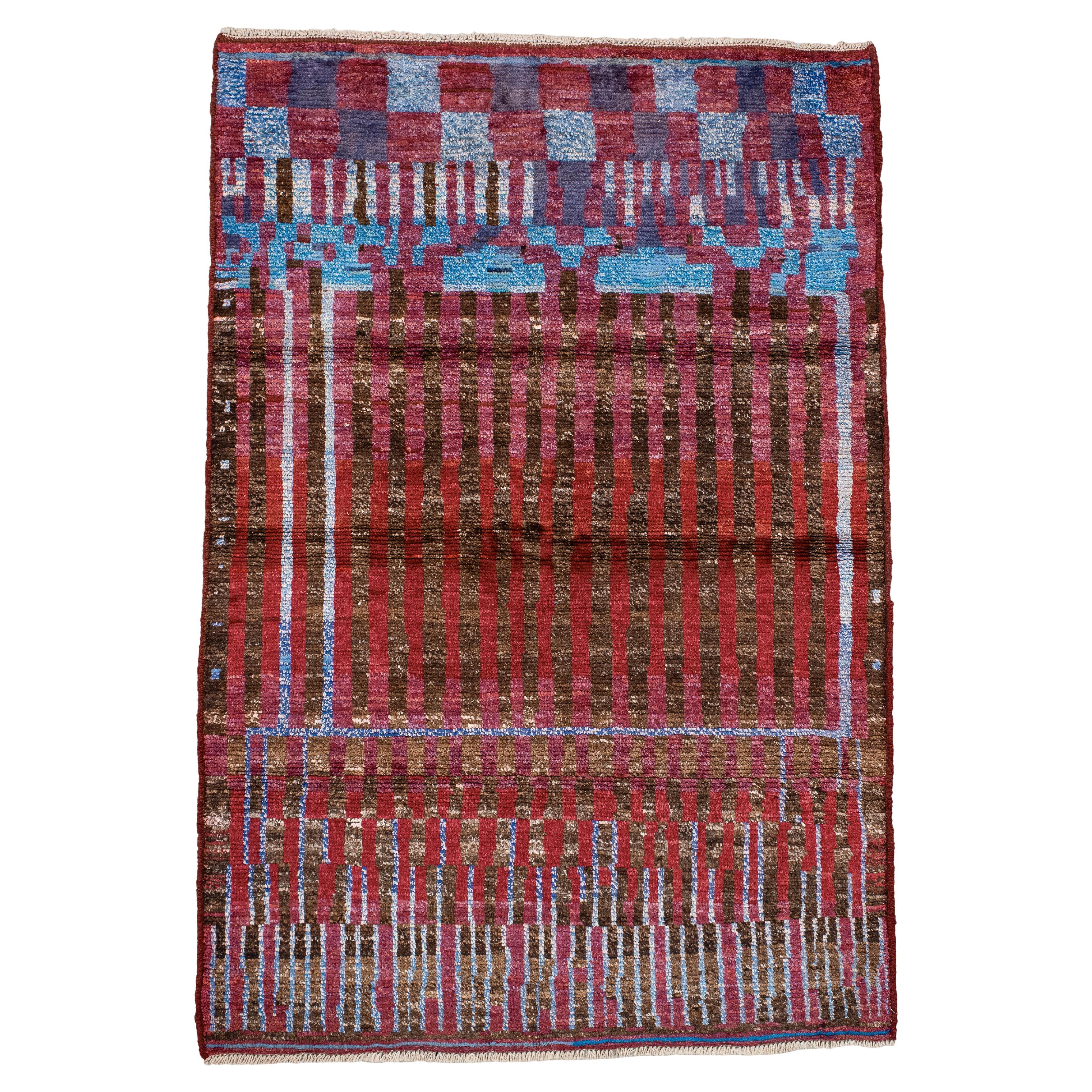 Alfombra marroquí contemporánea - Composición de rayas en escalera burdeos y cobalto en venta