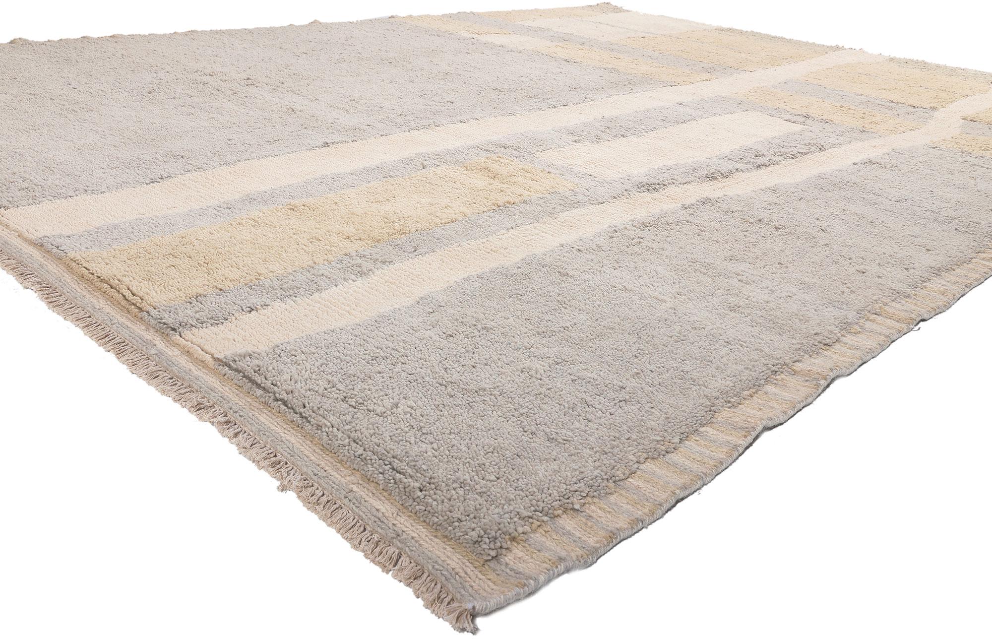 81005 Neutraler erdfarbener marokkanischer Teppich, 09'00 x 12'00. Dieser handgeknüpfte marokkanische Wollteppich, der Elemente des organisch-modernen Stils mit unglaublichen Details und Texturen widerspiegelt, ist eine fesselnde Vision gewebter