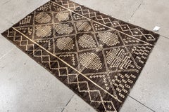 Alfombra Marroquí Contemporánea - Rejilla Tribal Espresso con Emblemas de Hojas Marfil