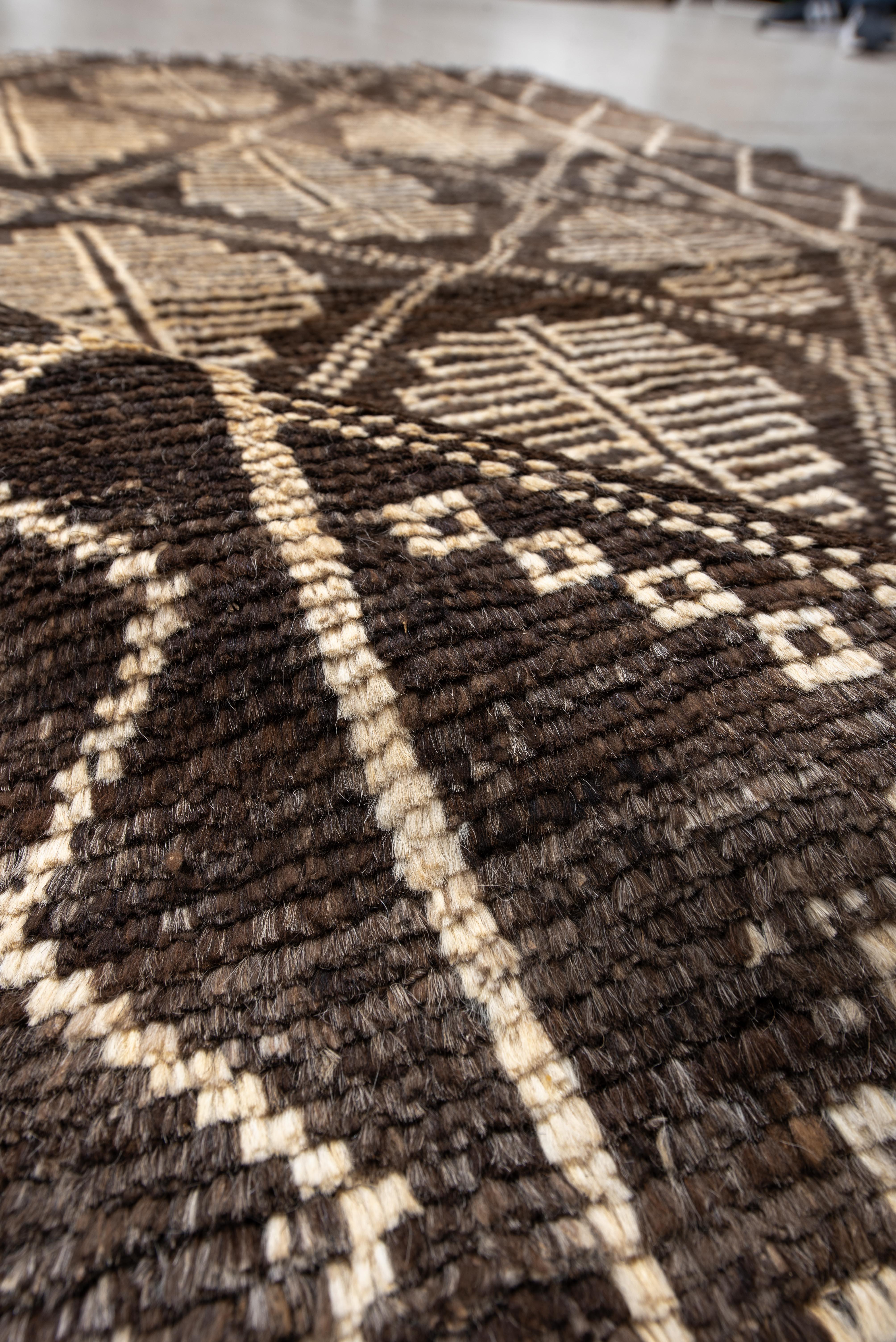 Alfombra Marroquí Contemporánea - Rejilla Tribal Espresso con Emblemas de Hojas Marfil en Bueno estado para la venta en New York, NY