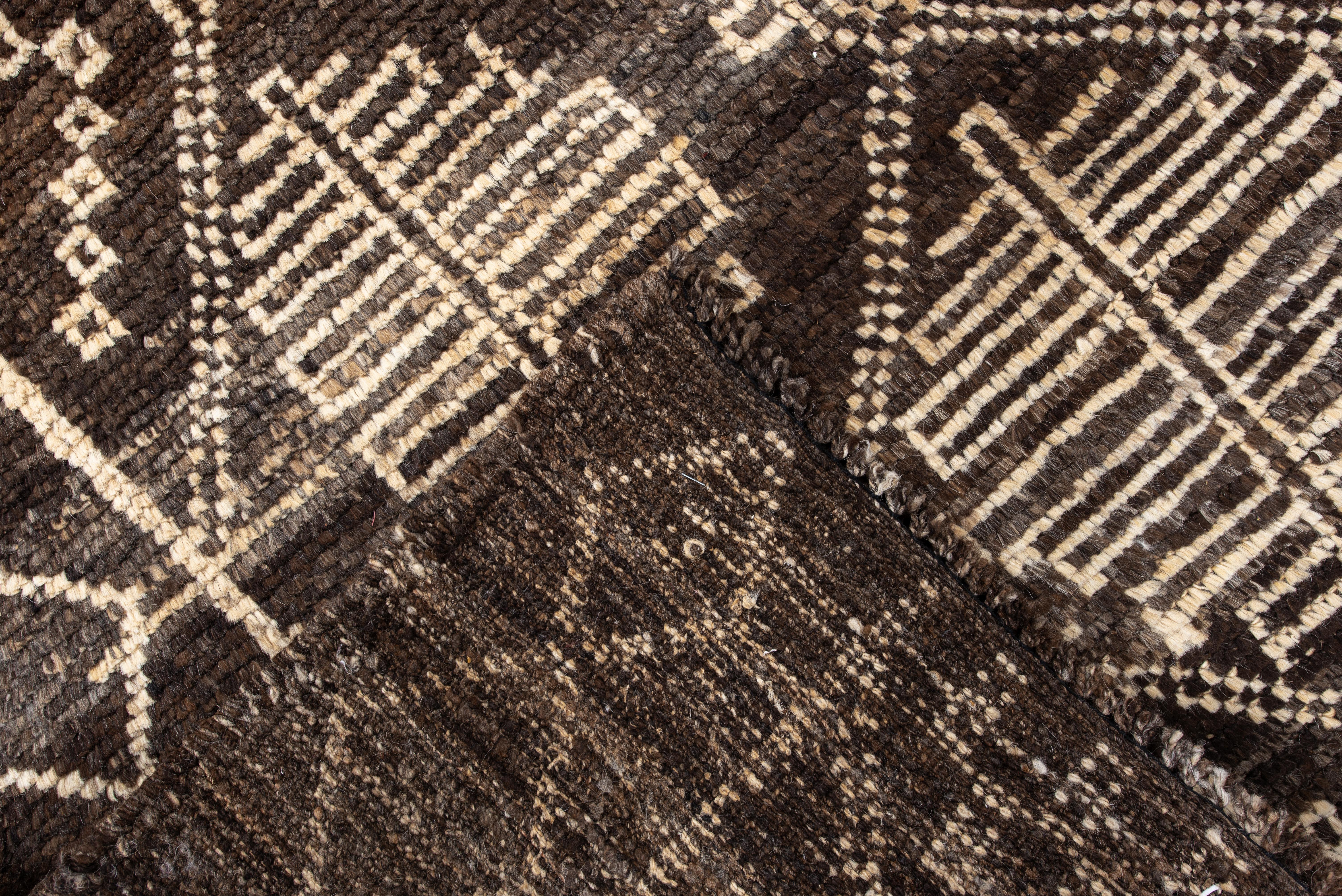 Alfombra Marroquí Contemporánea - Rejilla Tribal Espresso con Emblemas de Hojas Marfil siglo XX en venta