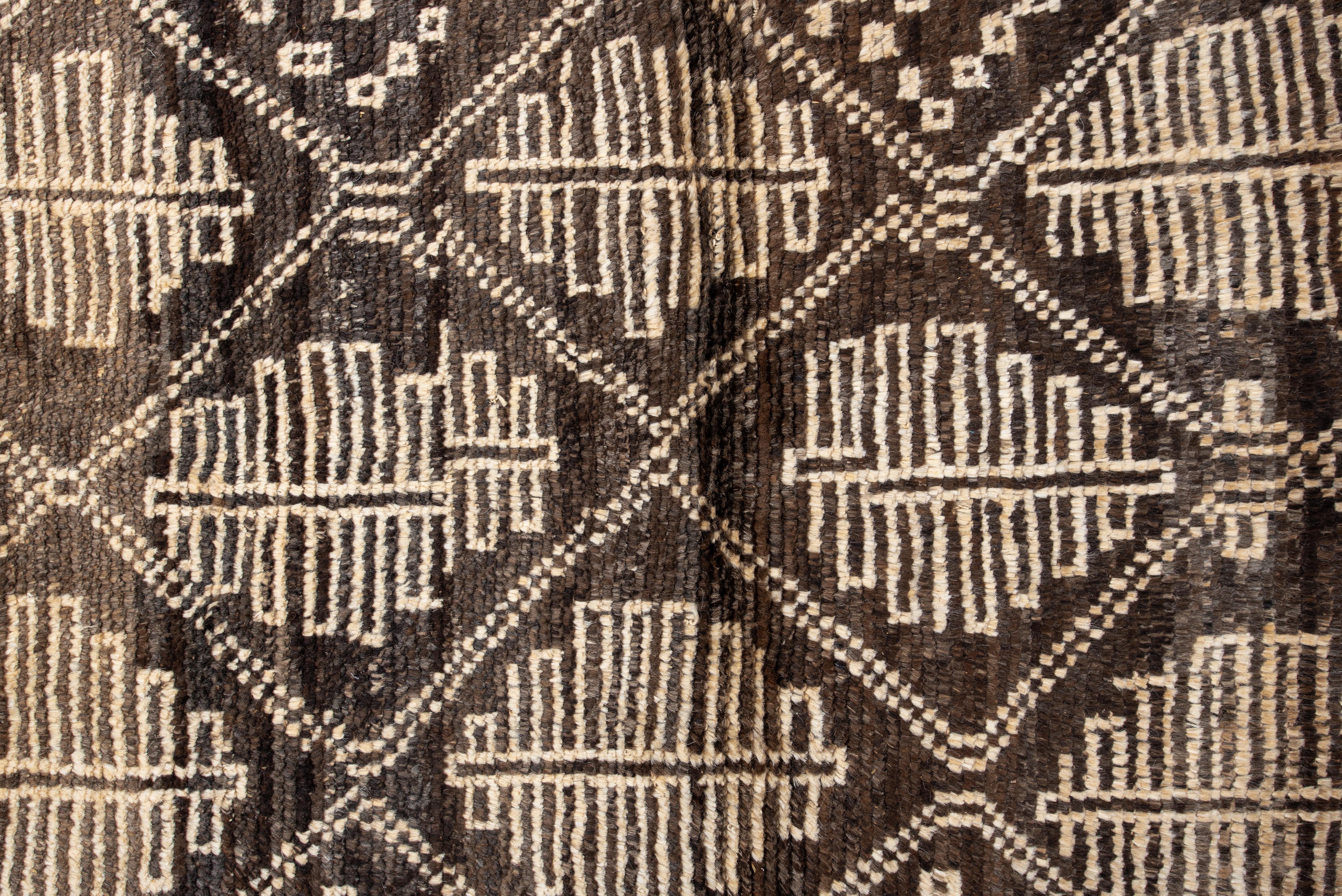 Alfombra Marroquí Contemporánea - Rejilla Tribal Espresso con Emblemas de Hojas Marfil en venta 1