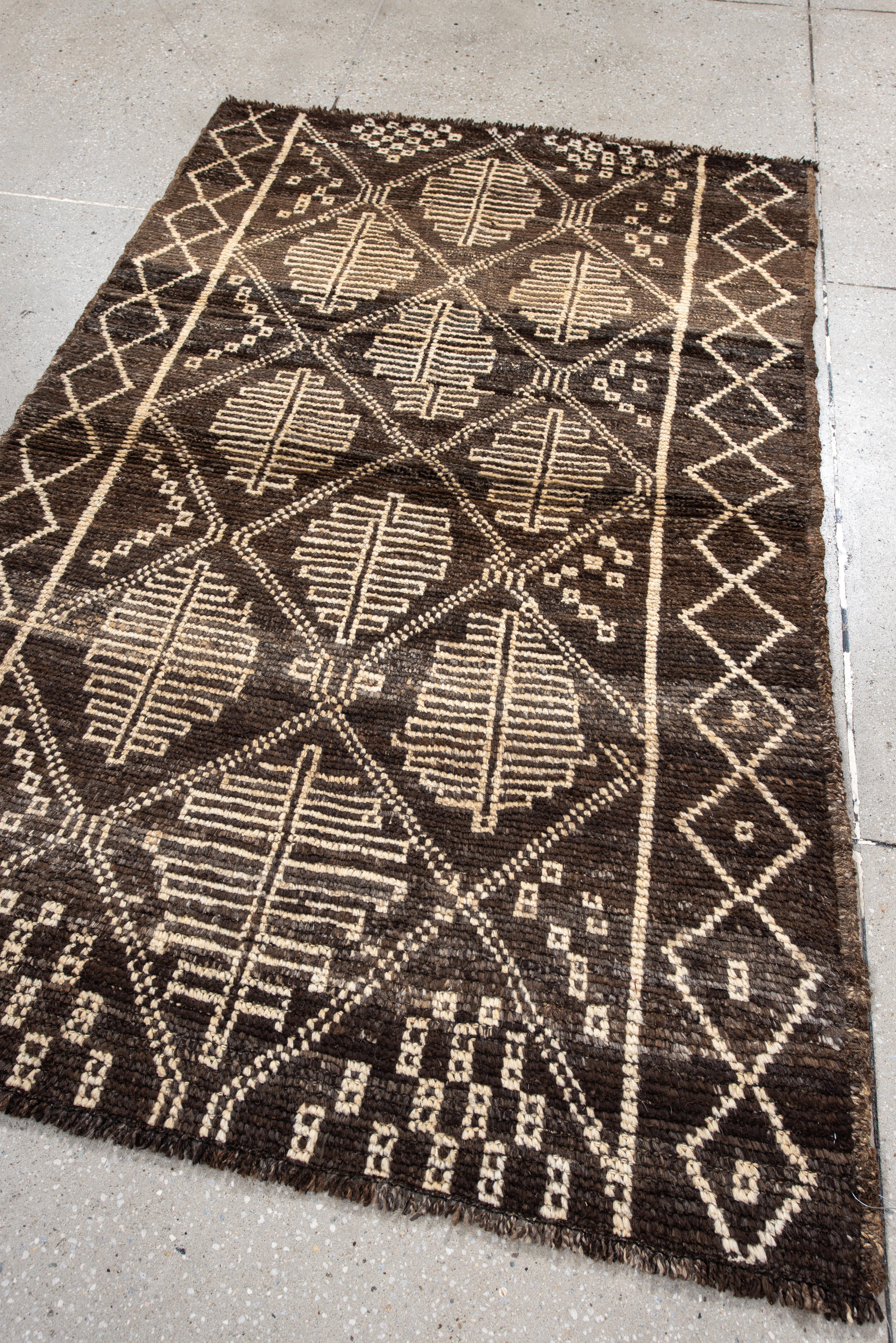 Alfombra Marroquí Contemporánea - Rejilla Tribal Espresso con Emblemas de Hojas Marfil en venta 2