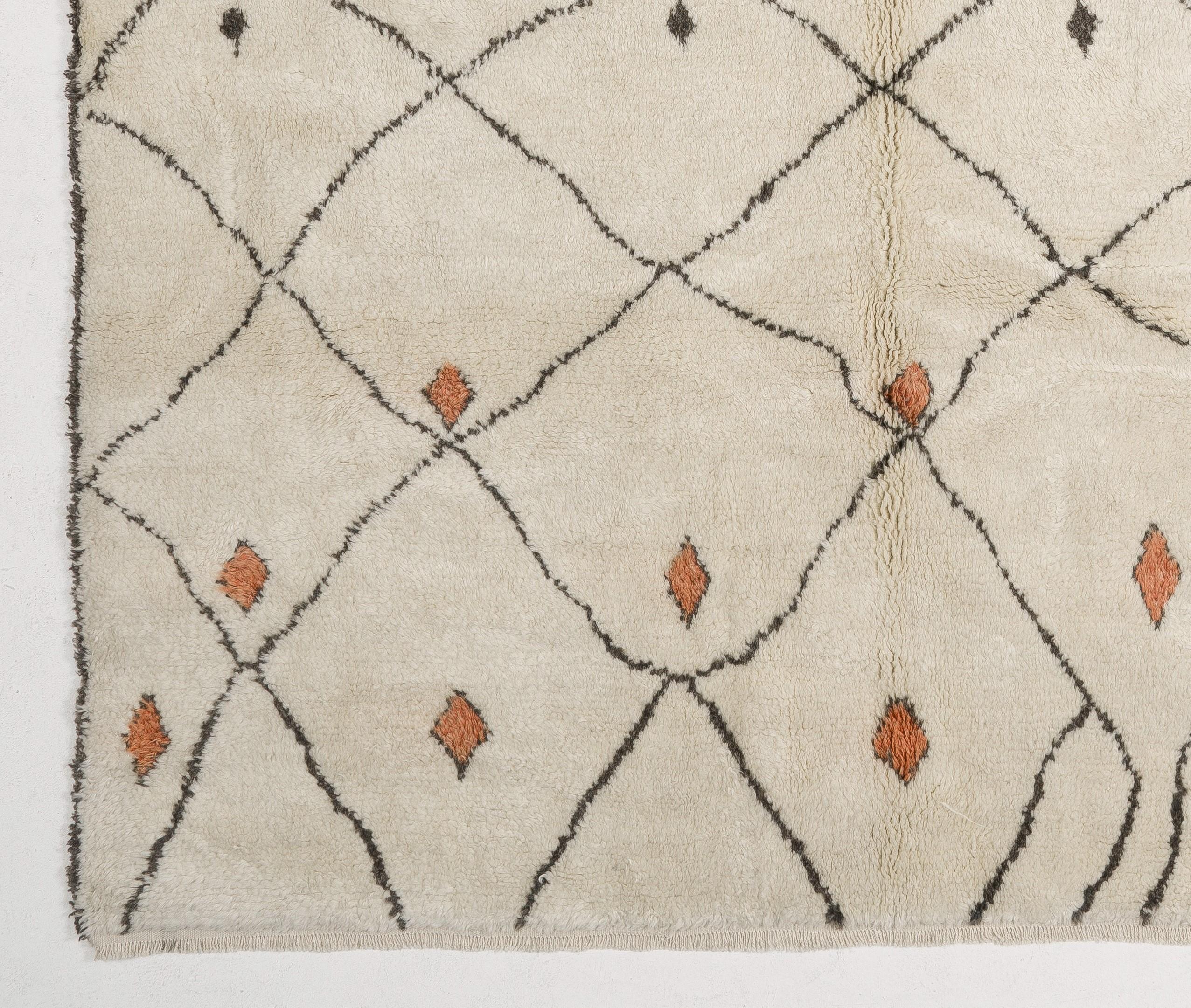 Moderner marokkanischer Tulu-Teppich. Alle Wolle. Handgeknüpfter Teppich. Kundenspezifische Optionen verfügbar (Marokkanisch) im Angebot