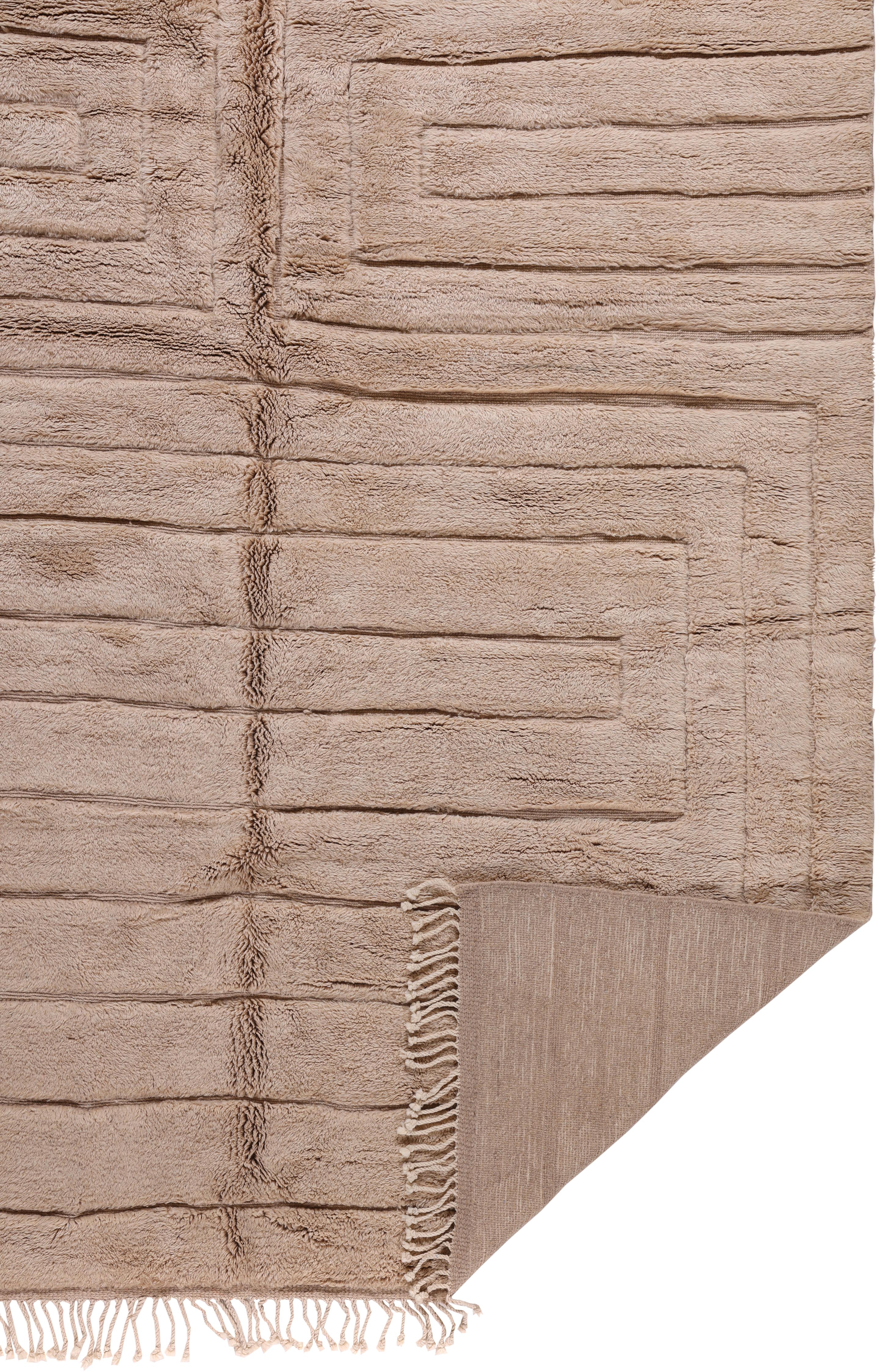 Zeitgenössischer marokkanischer Teppich aus beiger Wolle mit skulpturalem, linearem Relief im Angebot 3