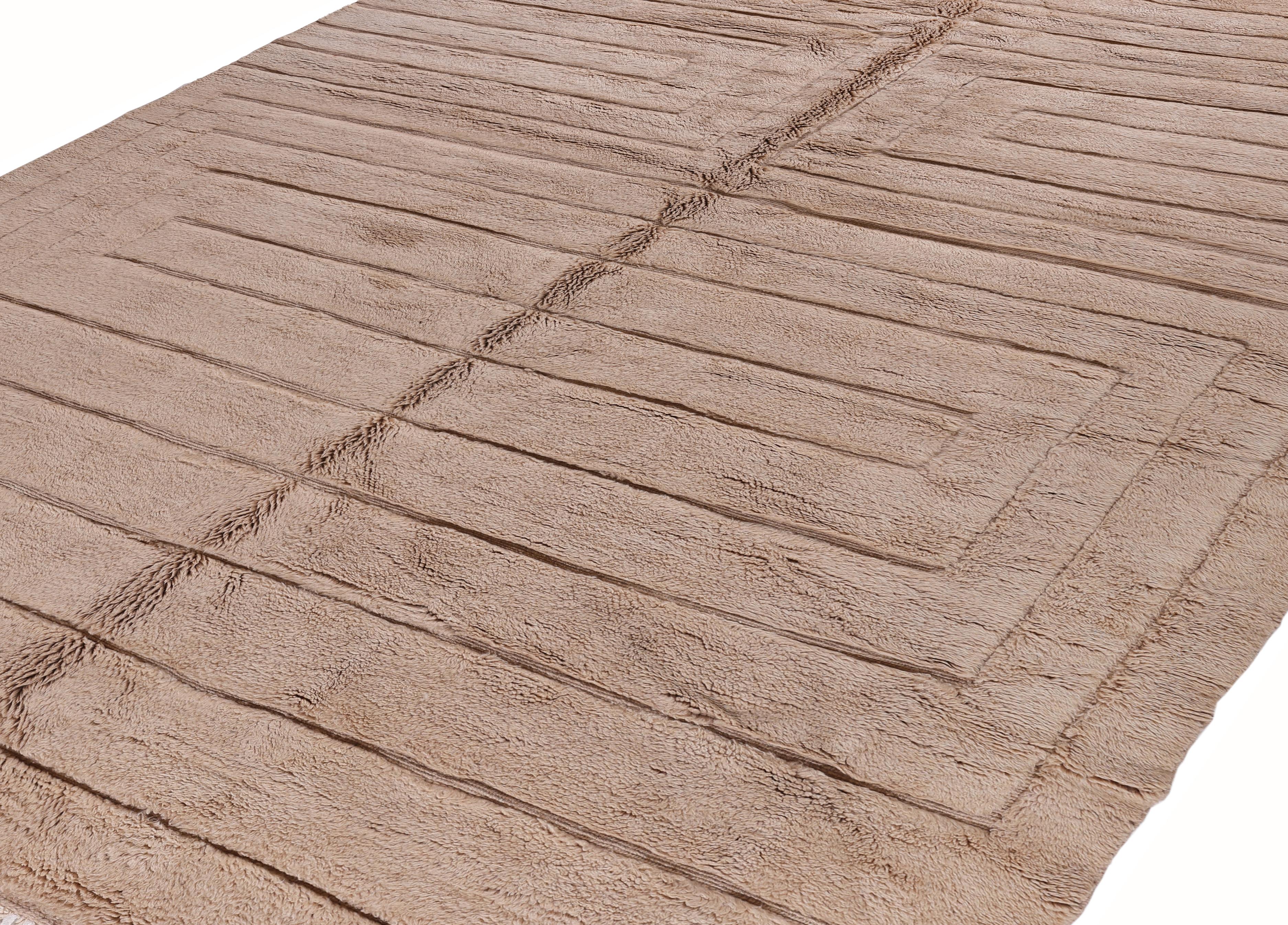 Zeitgenössischer marokkanischer Teppich aus beiger Wolle mit skulpturalem, linearem Relief (Organische Moderne) im Angebot