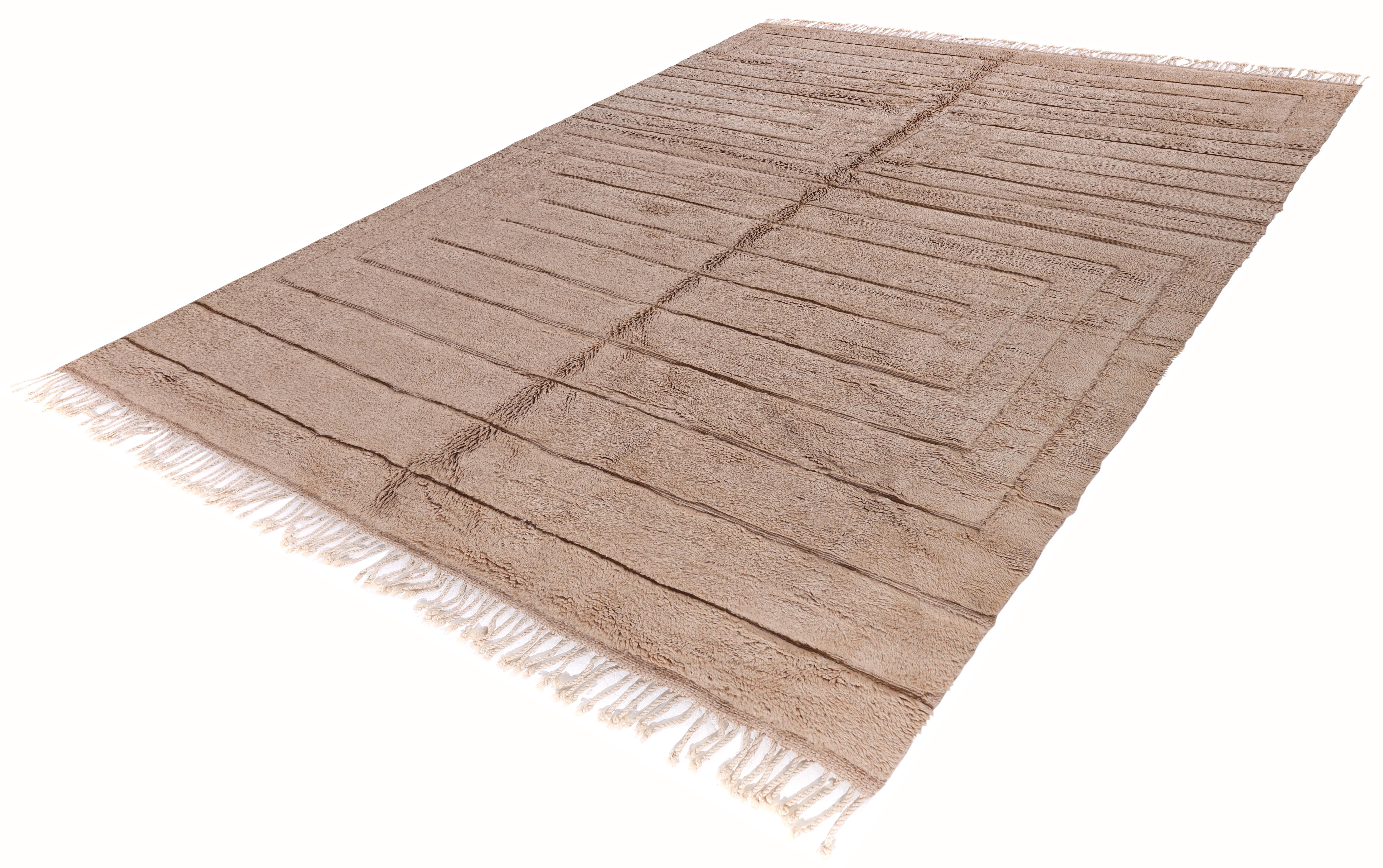 Zeitgenössischer marokkanischer Teppich aus beiger Wolle mit skulpturalem, linearem Relief (Marokkanisch) im Angebot