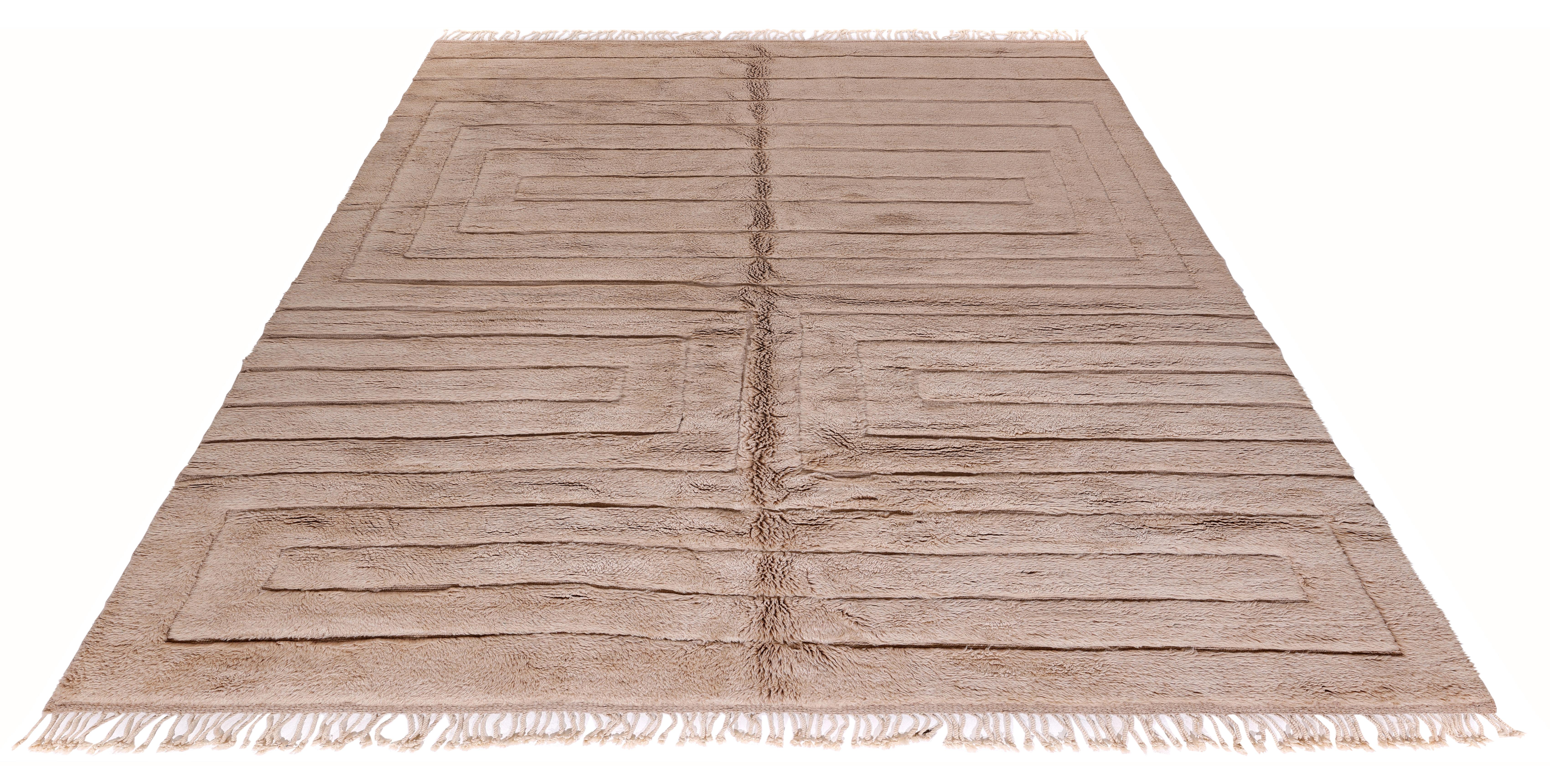 Zeitgenössischer marokkanischer Teppich aus beiger Wolle mit skulpturalem, linearem Relief im Zustand „Neu“ im Angebot in New York, NY