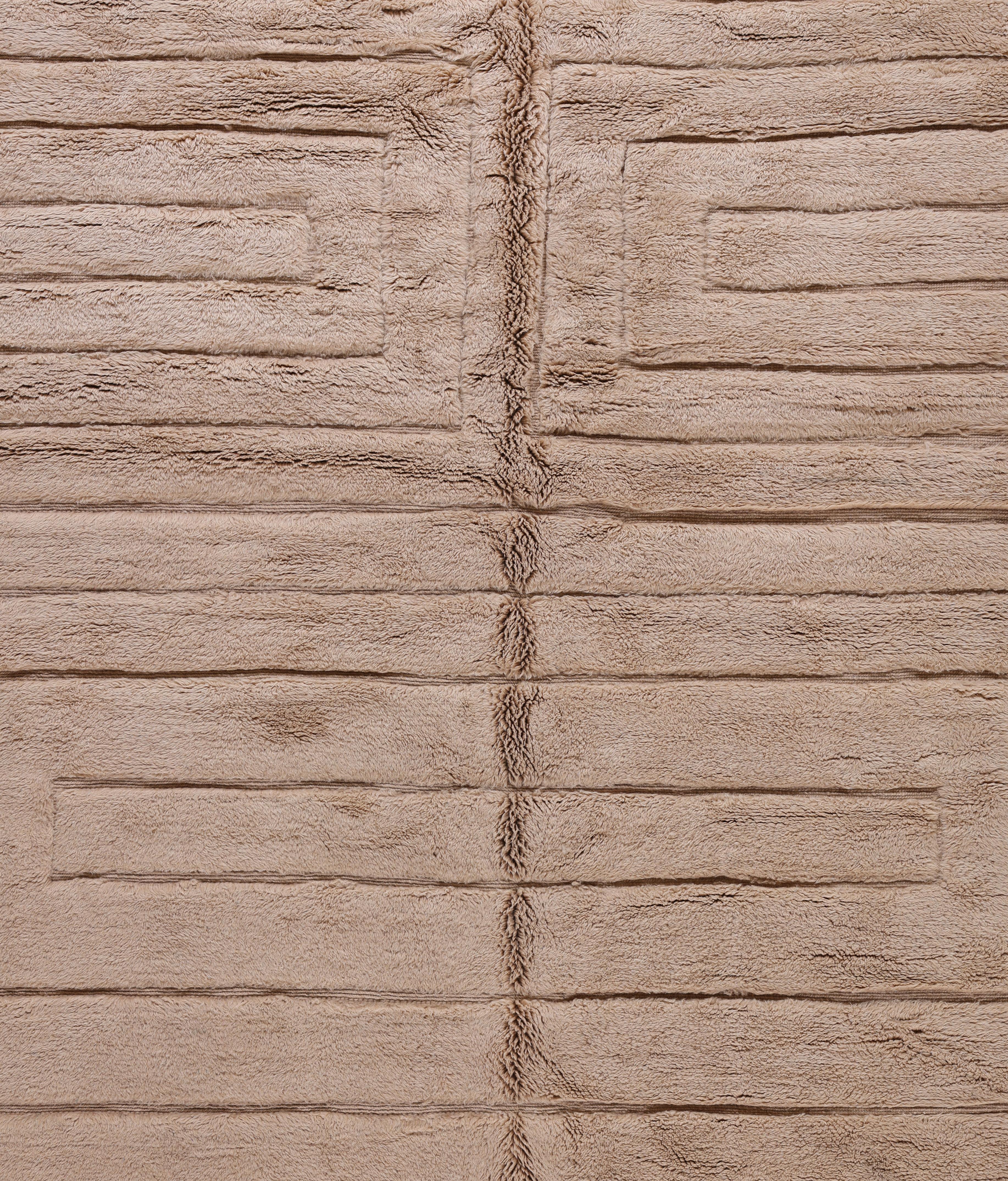 Zeitgenössischer marokkanischer Teppich aus beiger Wolle mit skulpturalem, linearem Relief im Angebot 1