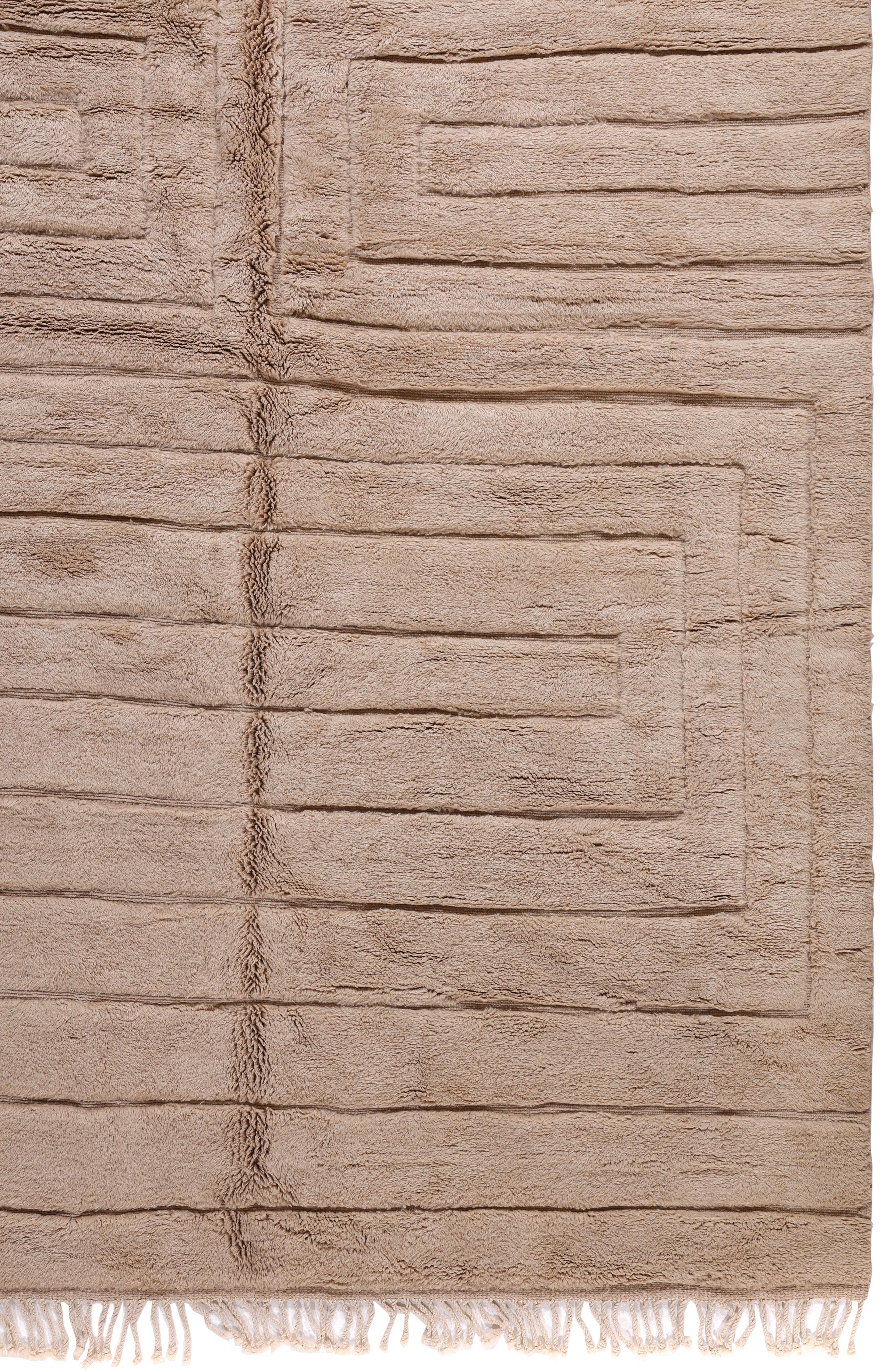Zeitgenössischer marokkanischer Teppich aus beiger Wolle mit skulpturalem, linearem Relief im Angebot 2