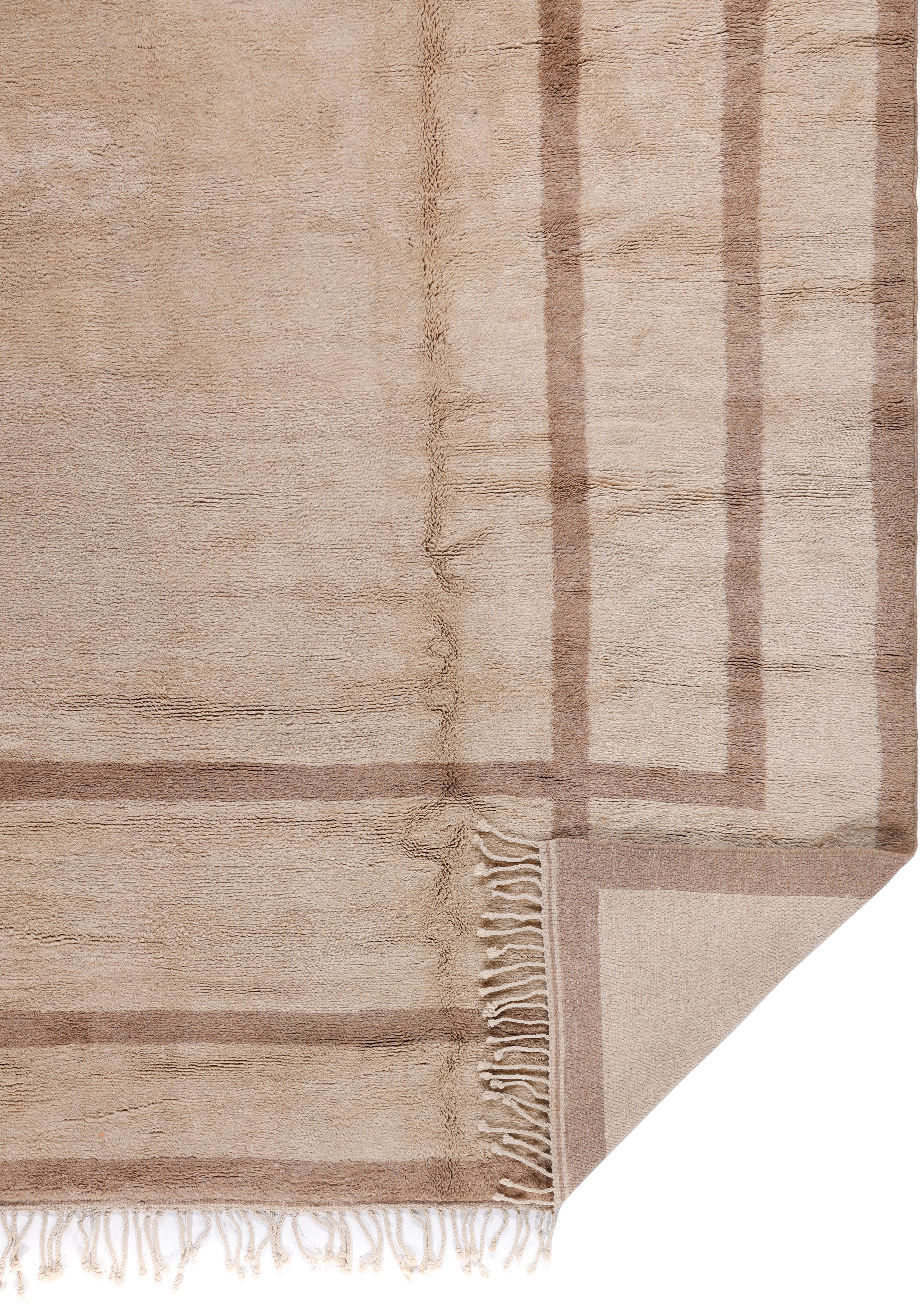 Moderner marokkanischer Teppich in neutralem Beige mit minimalistischer Bordüre im Angebot 2
