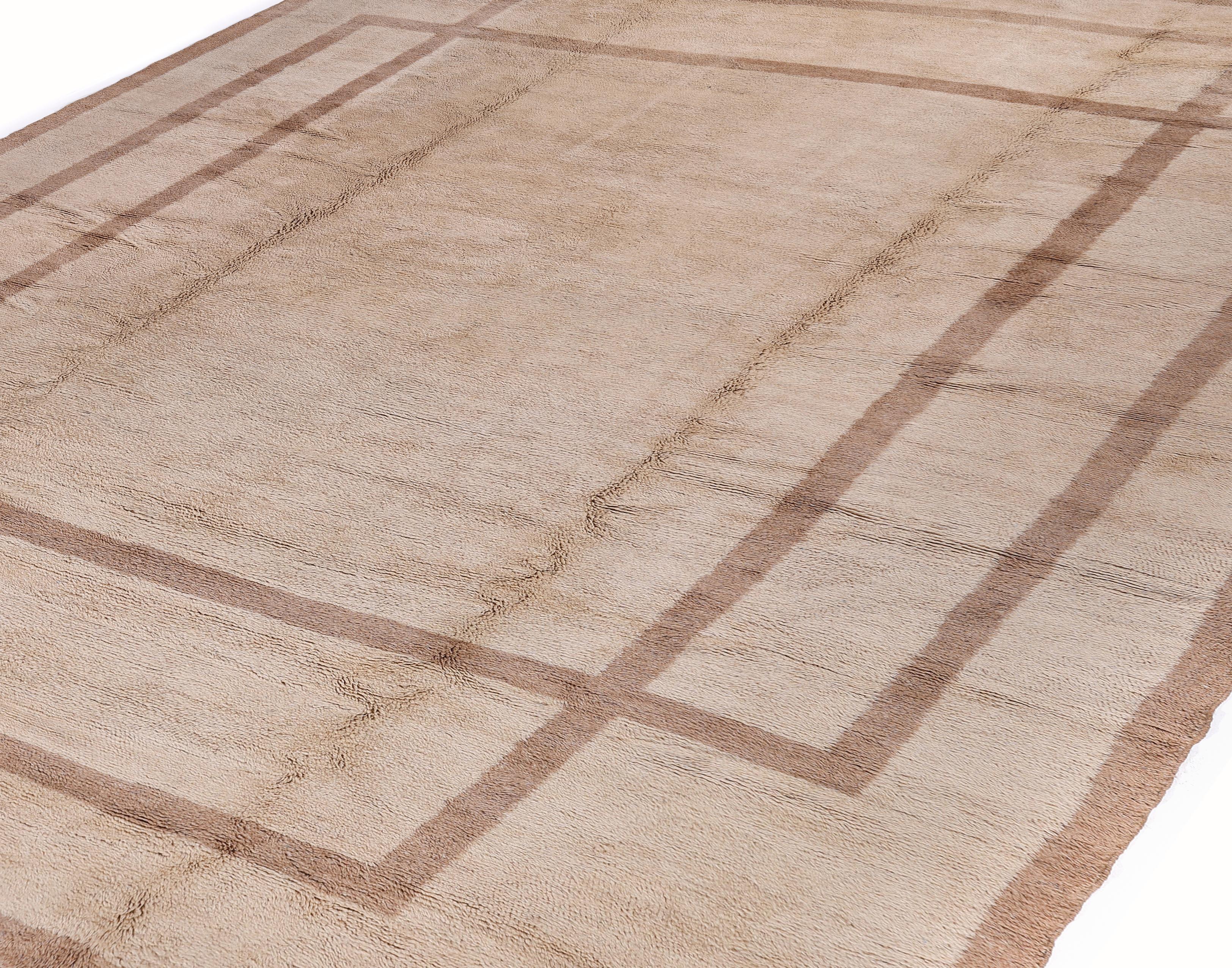 Moderner marokkanischer Teppich in neutralem Beige mit minimalistischer Bordüre (Organische Moderne) im Angebot
