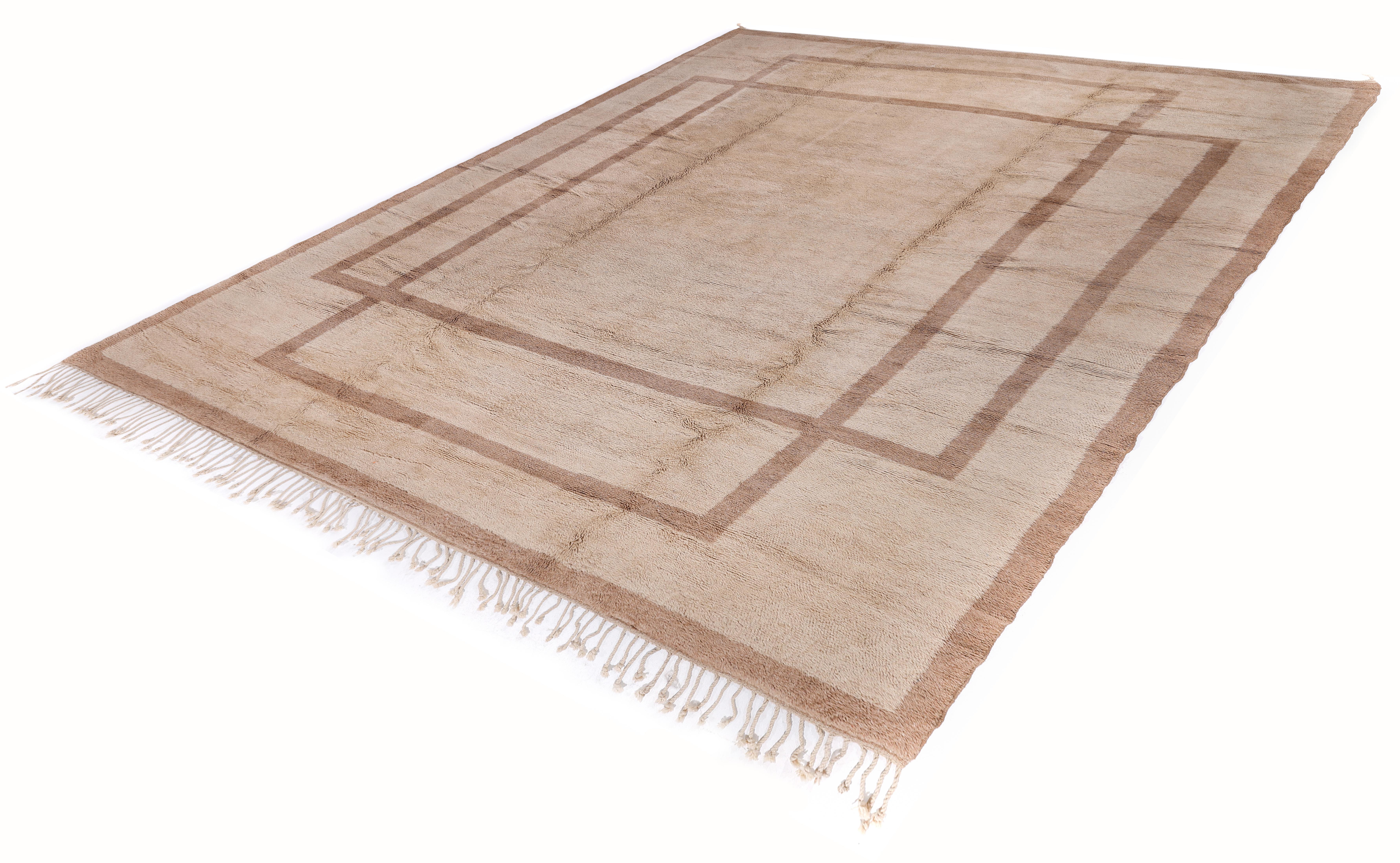 Moderner marokkanischer Teppich in neutralem Beige mit minimalistischer Bordüre (Marokkanisch) im Angebot