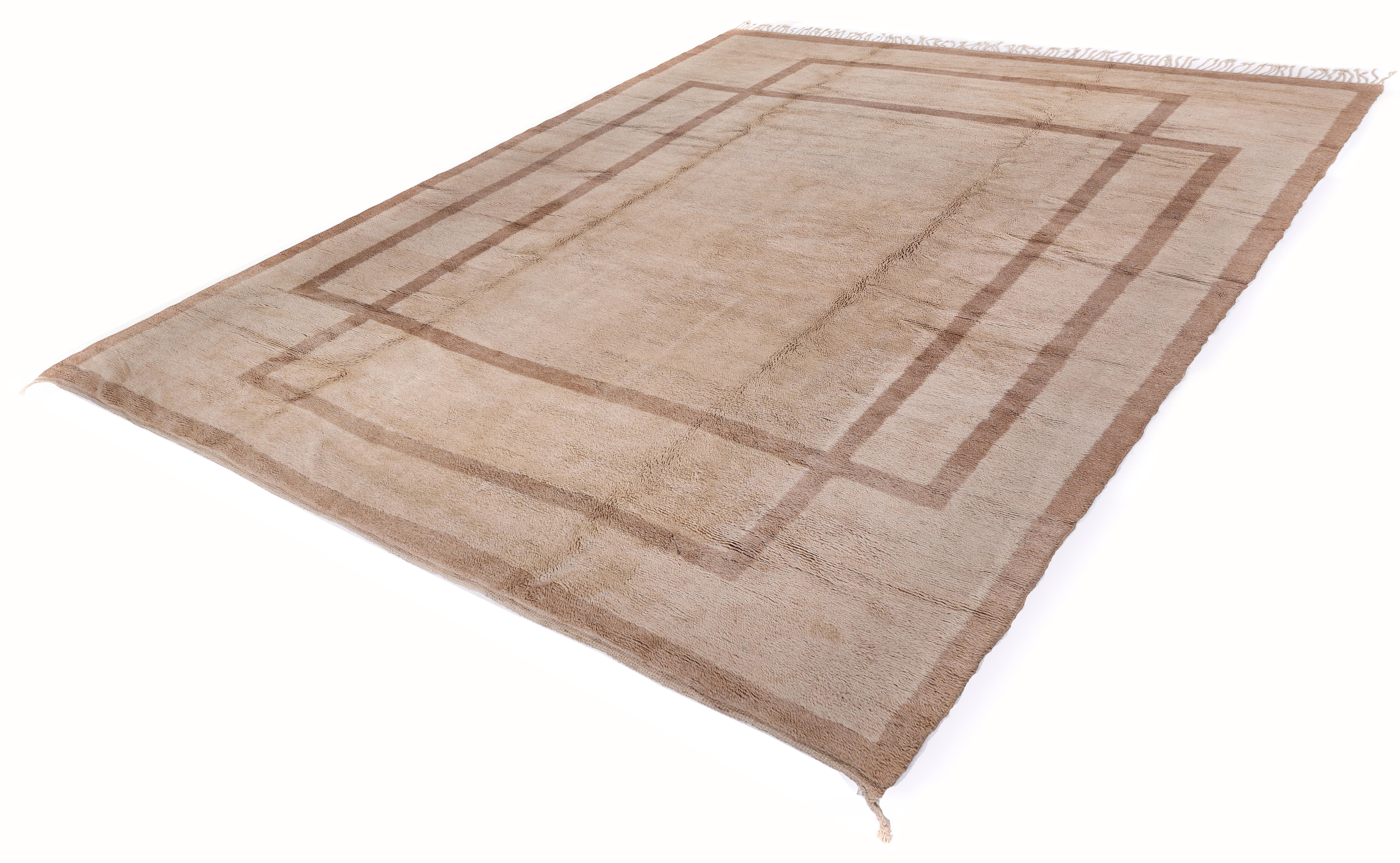 Moderner marokkanischer Teppich in neutralem Beige mit minimalistischer Bordüre (Handgeknüpft) im Angebot
