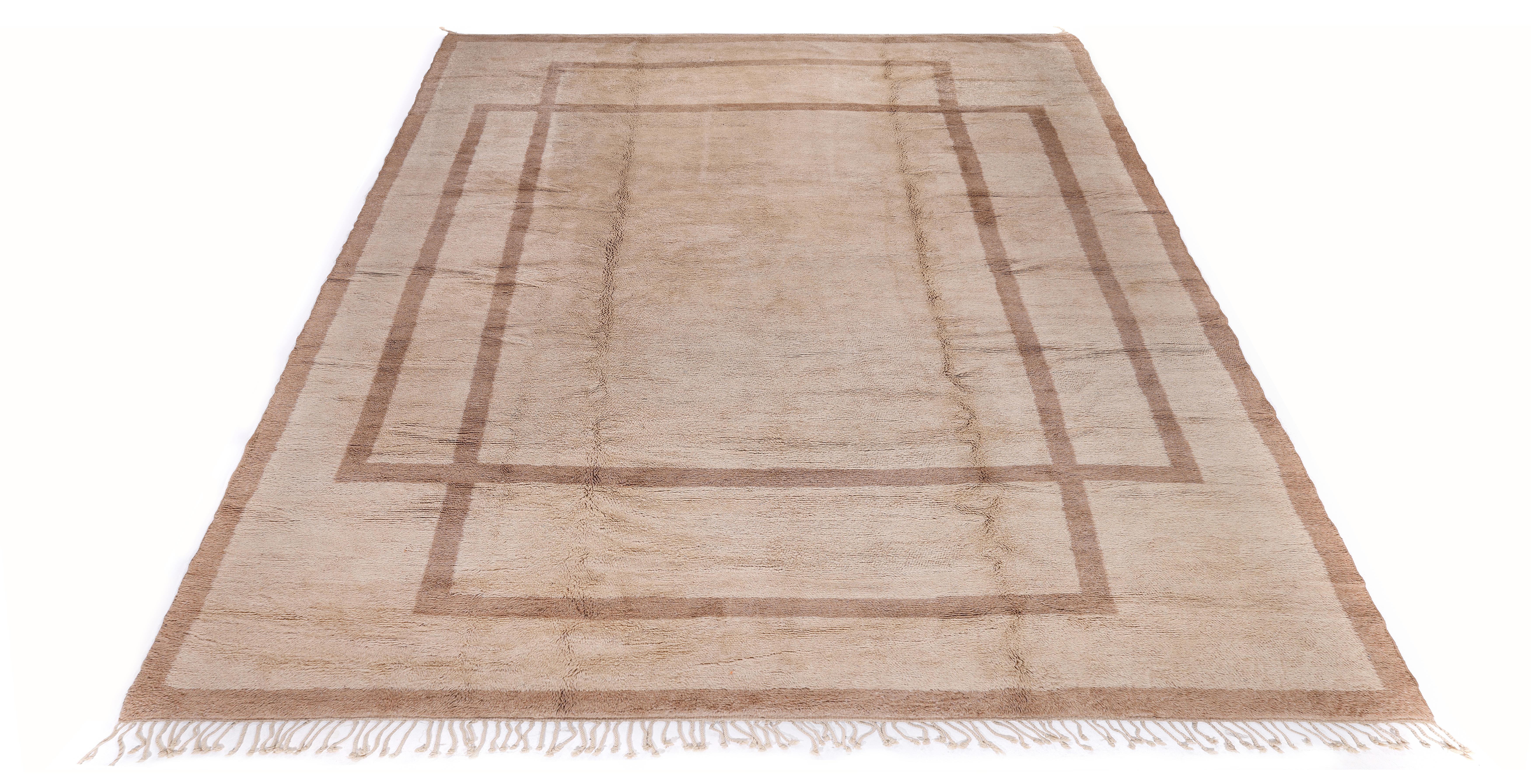 Moderner marokkanischer Teppich in neutralem Beige mit minimalistischer Bordüre im Zustand „Neu“ im Angebot in New York, NY