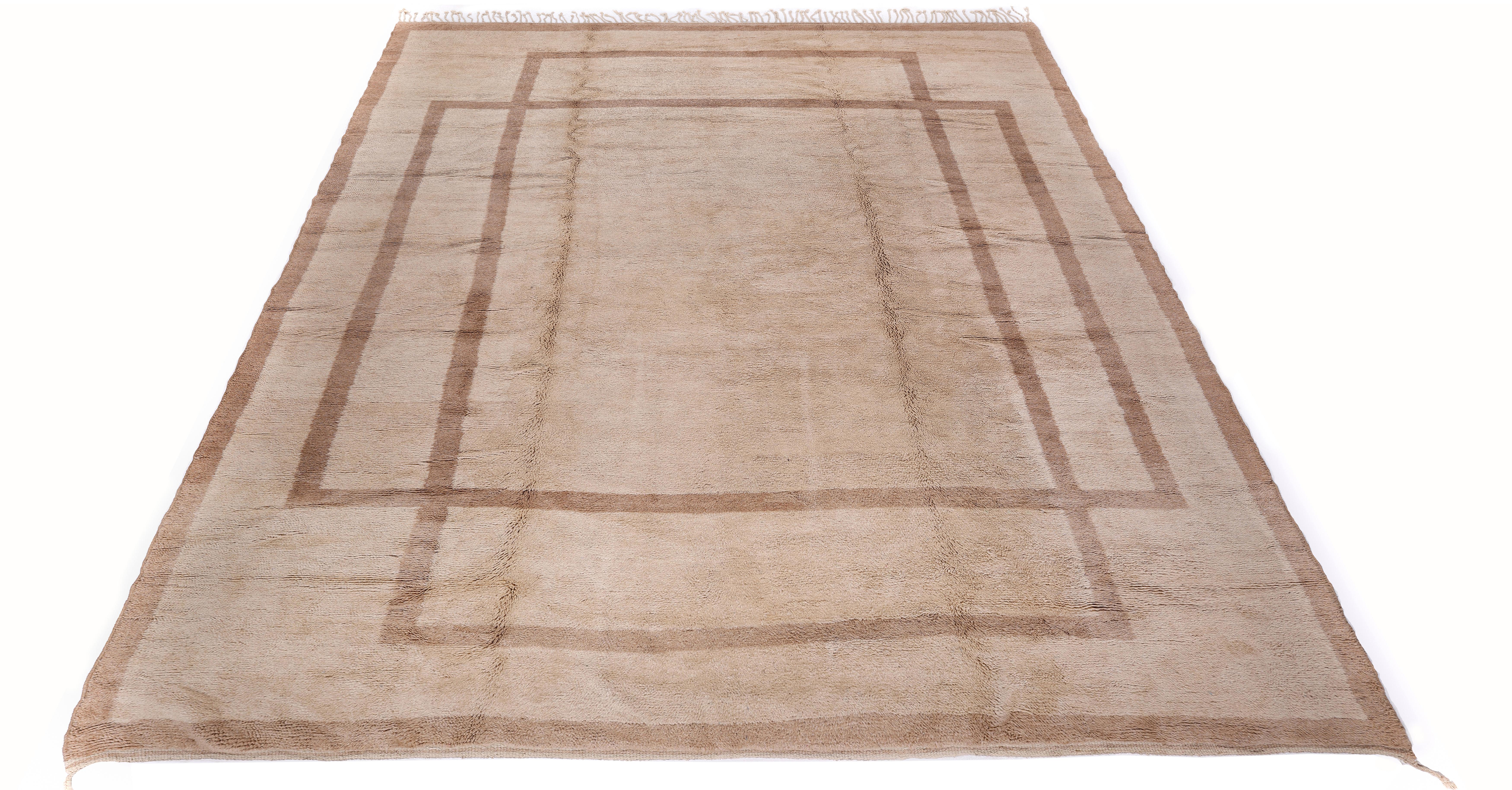 Moderner marokkanischer Teppich in neutralem Beige mit minimalistischer Bordüre (21. Jahrhundert und zeitgenössisch) im Angebot