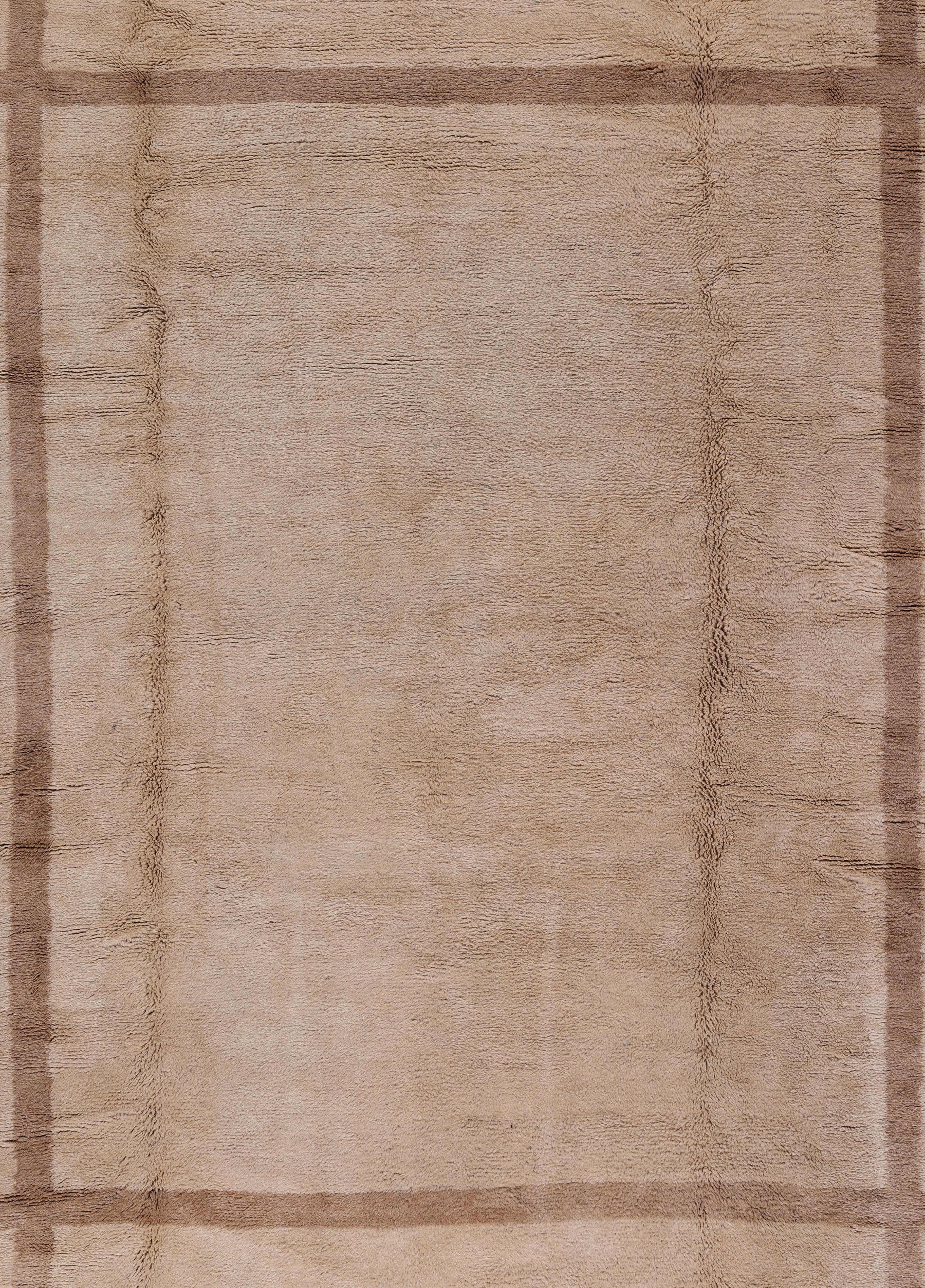 Moderner marokkanischer Teppich in neutralem Beige mit minimalistischer Bordüre (Wolle) im Angebot