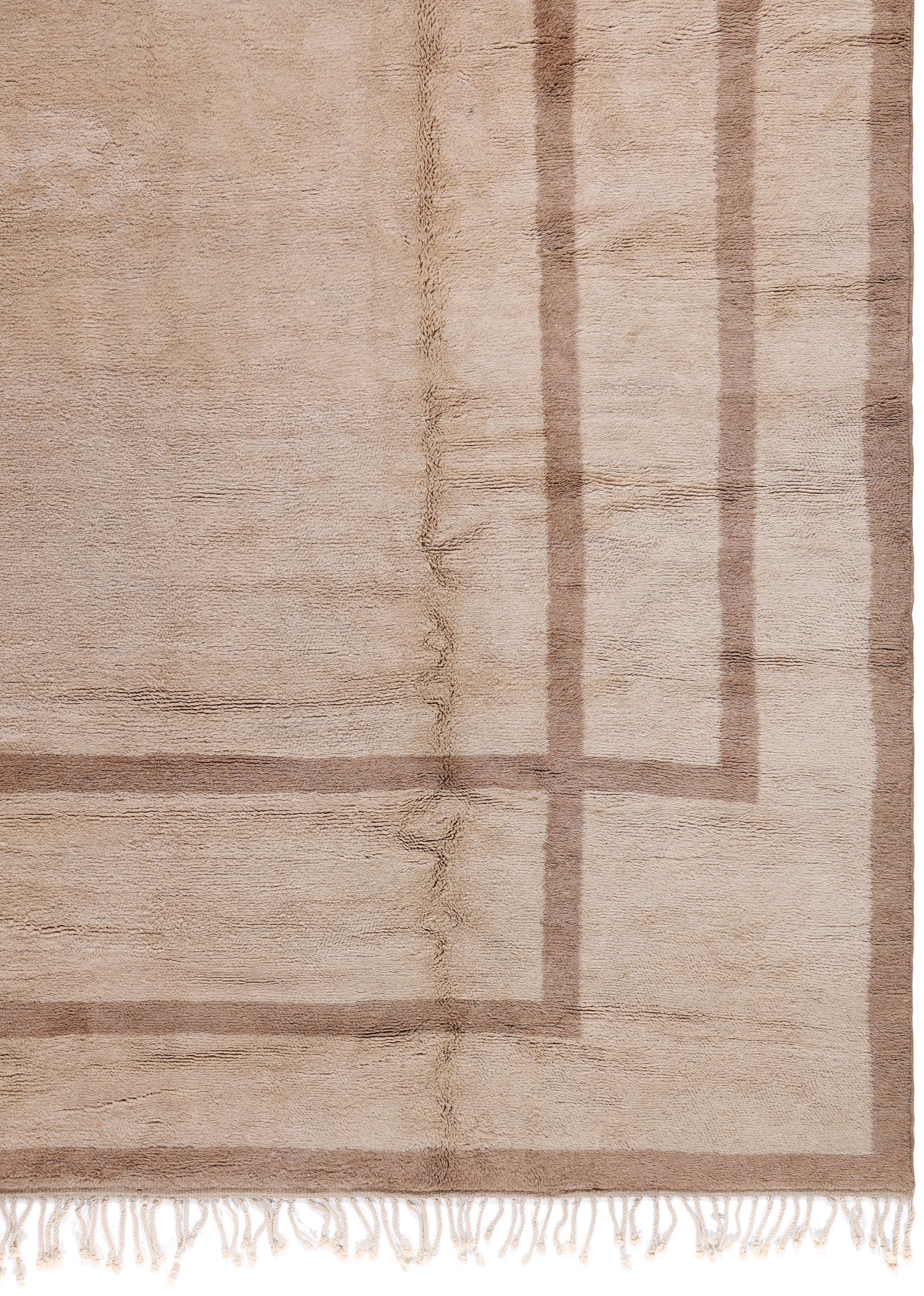Moderner marokkanischer Teppich in neutralem Beige mit minimalistischer Bordüre im Angebot 1