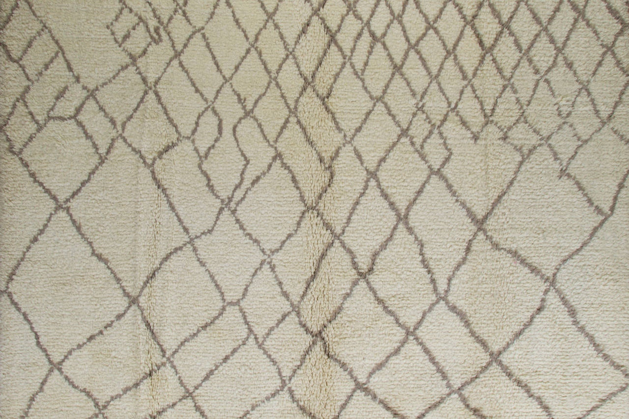 Contemporary Moroccan Tulu Rug. 100% Natural Wool. Custom Options Available In New Condition For Sale In Philadelphia, PA