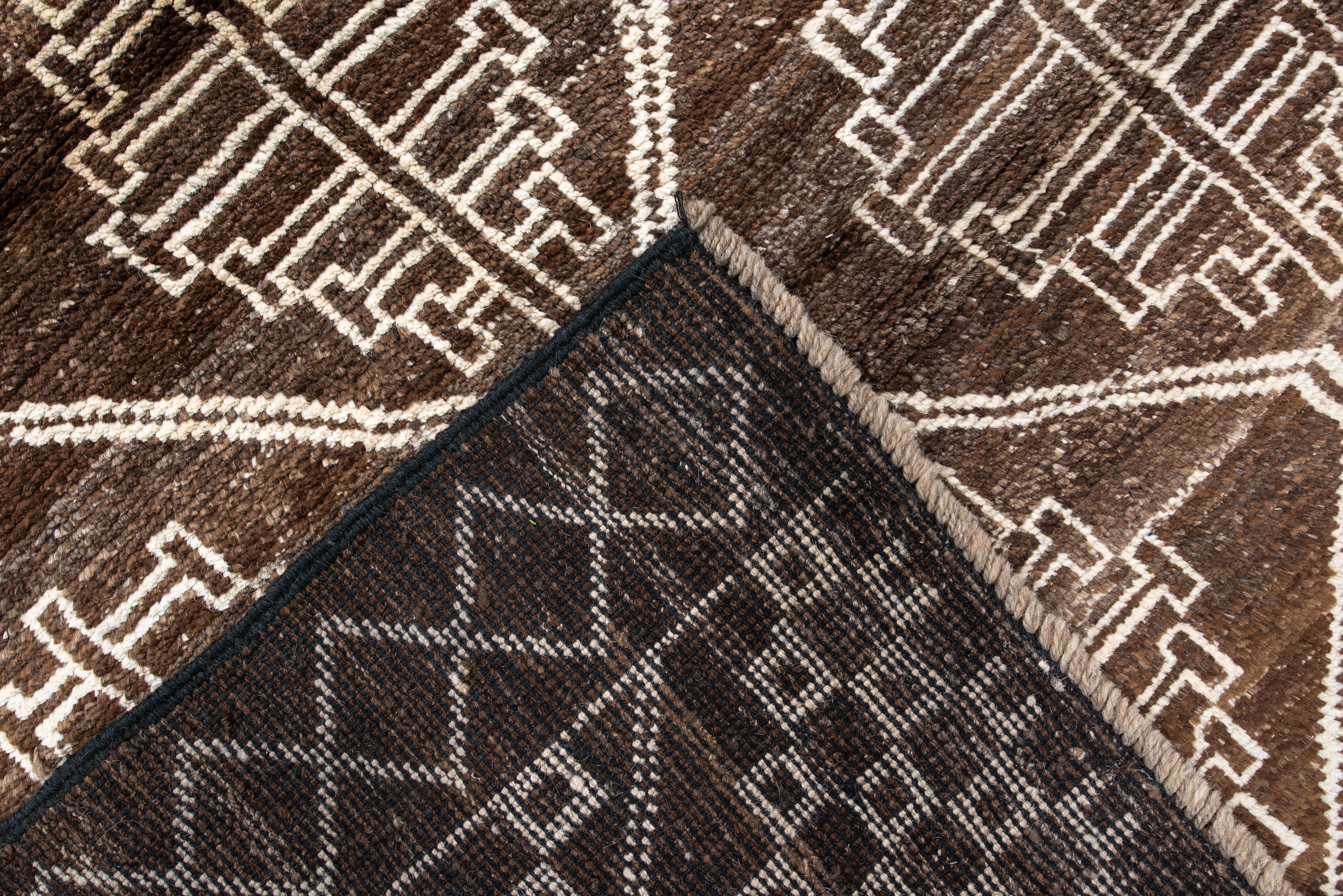 Alfombra marroquí contemporánea - Rejilla tribal de rombos con motivos de hojas bereberes siglo XX en venta