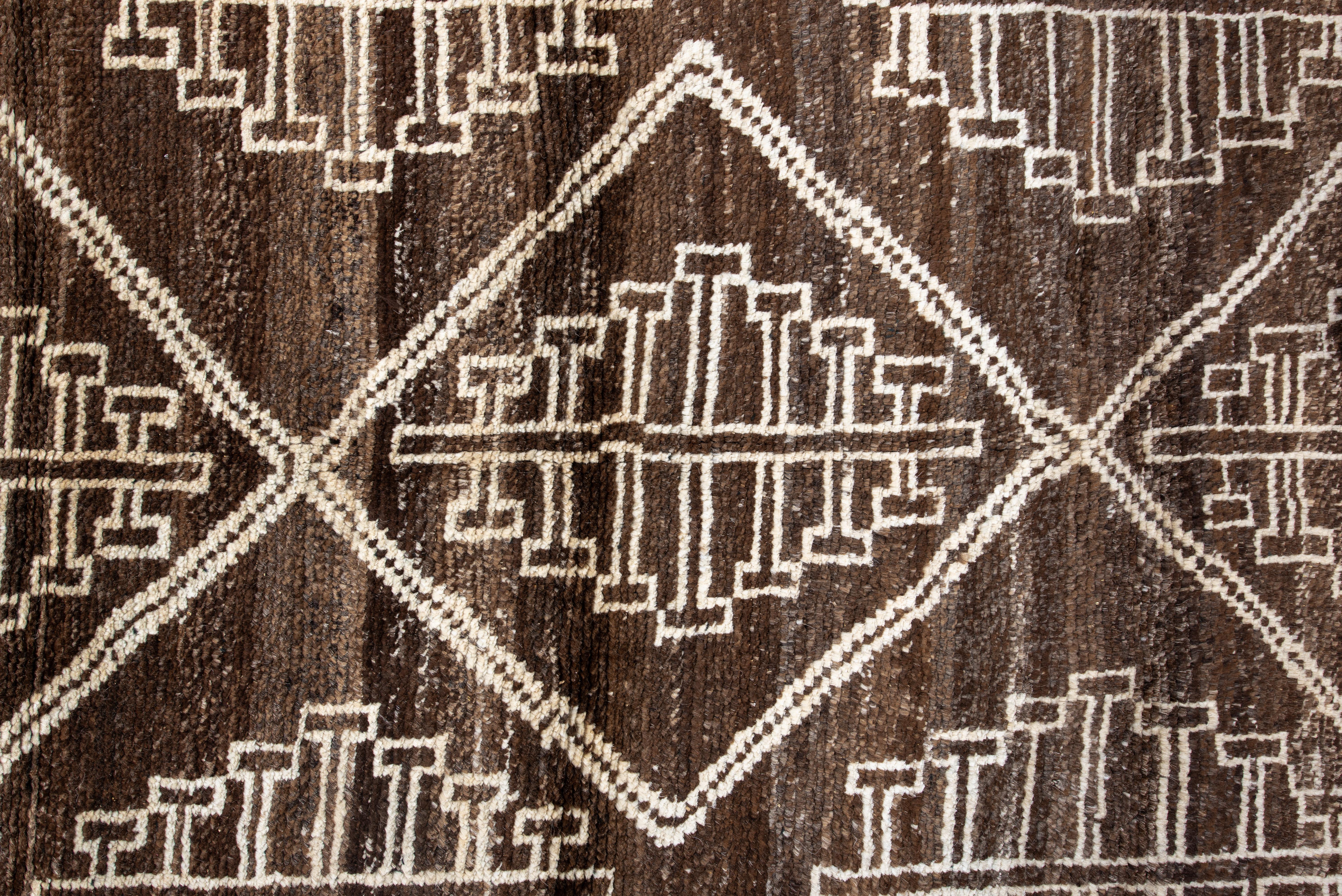 Alfombra marroquí contemporánea - Rejilla tribal de rombos con motivos de hojas bereberes en venta 1