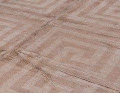 Moderner marokkanischer Teppich mit subtilem geometrischem Labyrinth-Muster in Beige