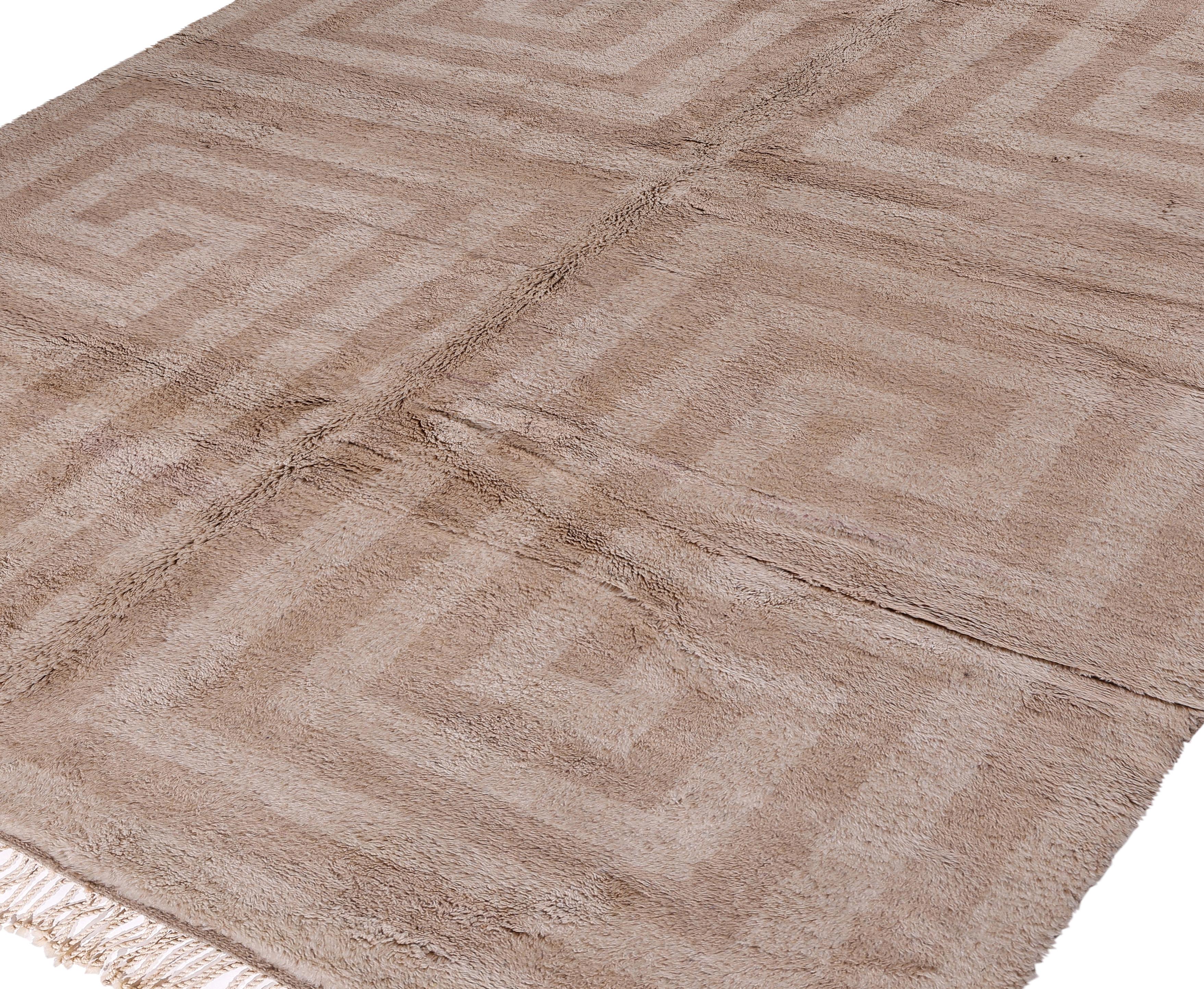 Organic Modern Contemporary Moroccan Rug with Subtle Geometric Maze Pattern in Beige For Sale