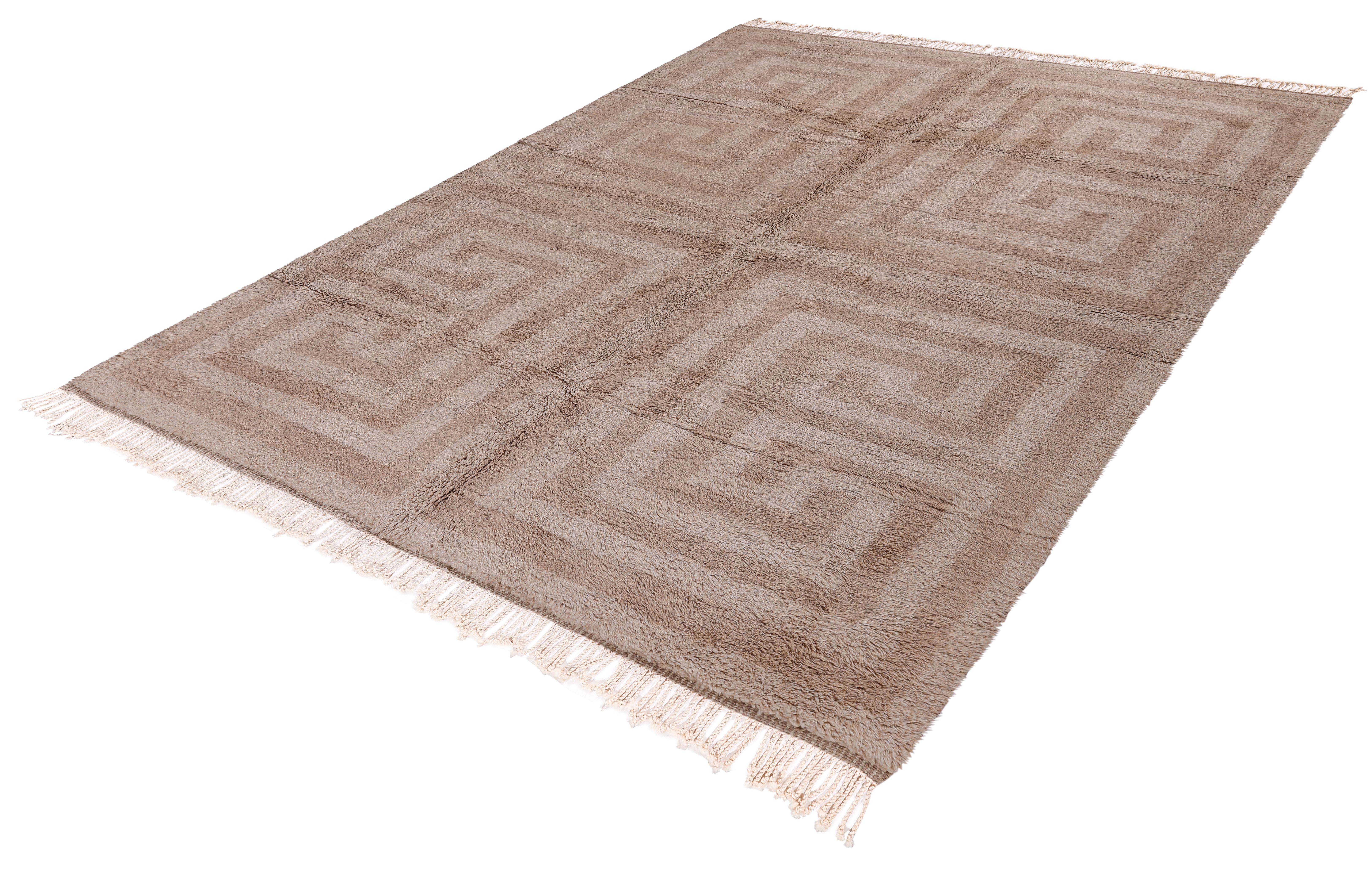 Contemporary Moroccan Rug with Subtle Geometric Maze Pattern in Beige In New Condition For Sale In New York, NY