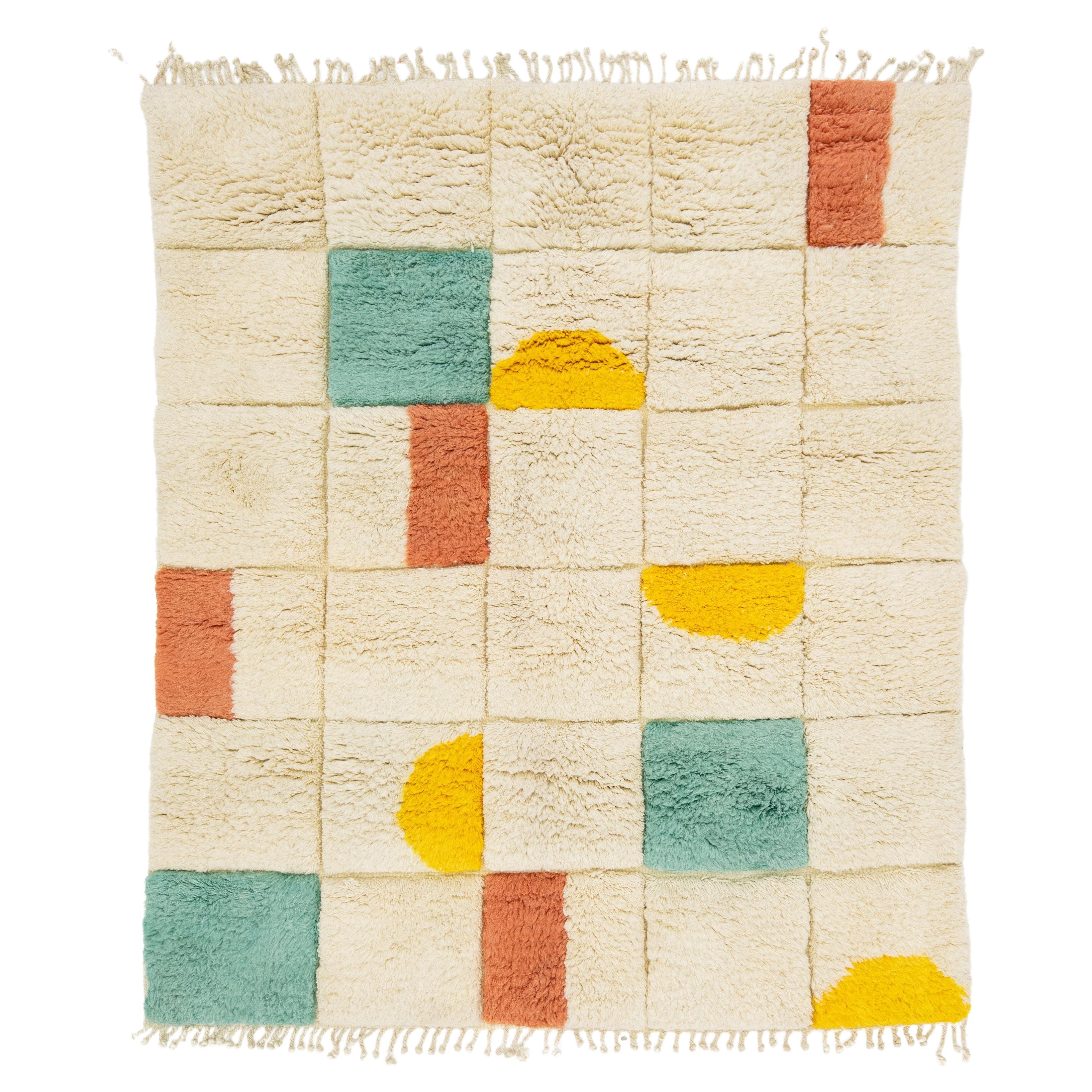 Tapis marocain contemporain en laine Shag fait à la main en beige avec motif géométrique