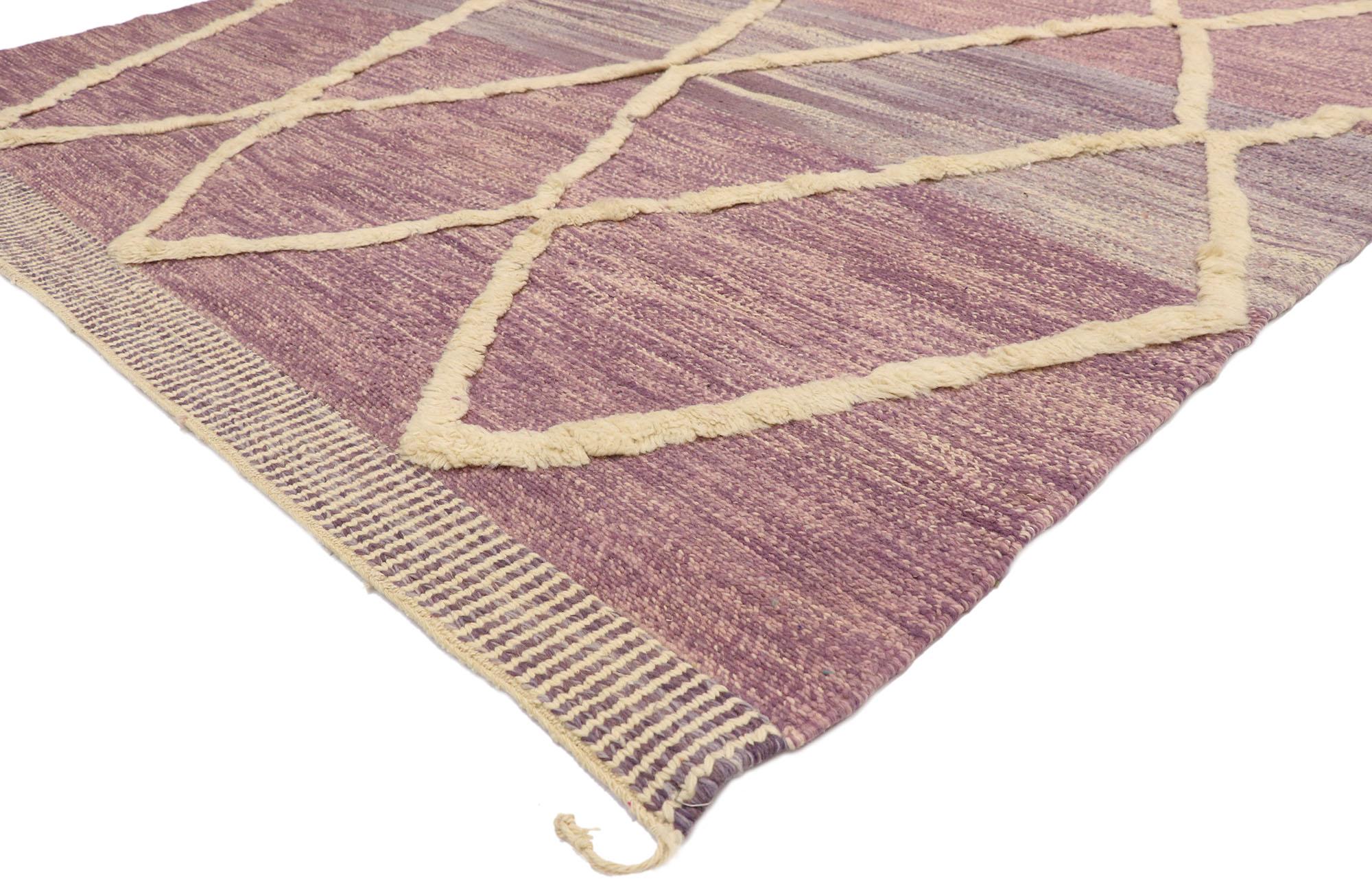21059, New Berber Moroccan Textured Rug with Raised Trellis Design 07'00 x 10'08. Dieser moderne marokkanische Souf-Teppich aus handgewebter Wolle strahlt Charme und Anmut aus und bietet eine elegante und vornehme Design-Ästhetik mit weichen,