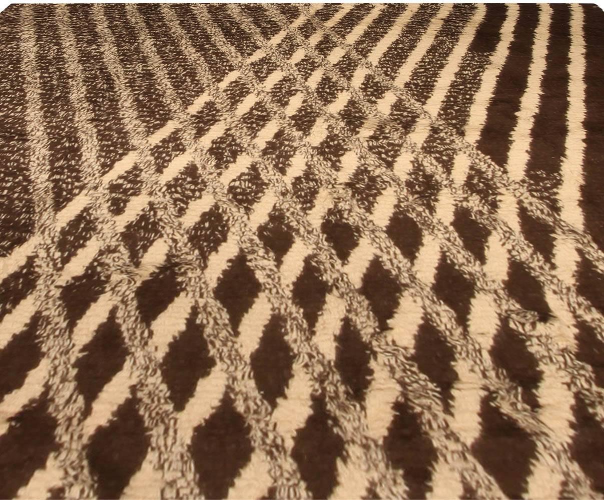 Alfombra marroquí contemporánea de lana marrón y marfil hecha a mano por Doris Leslie Blau Moderno en venta