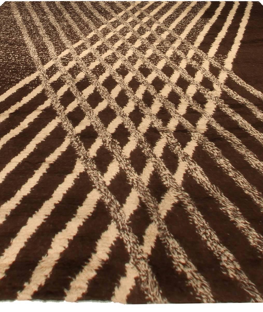 Alfombra marroquí contemporánea de lana marrón y marfil hecha a mano por Doris Leslie Blau Indio en venta