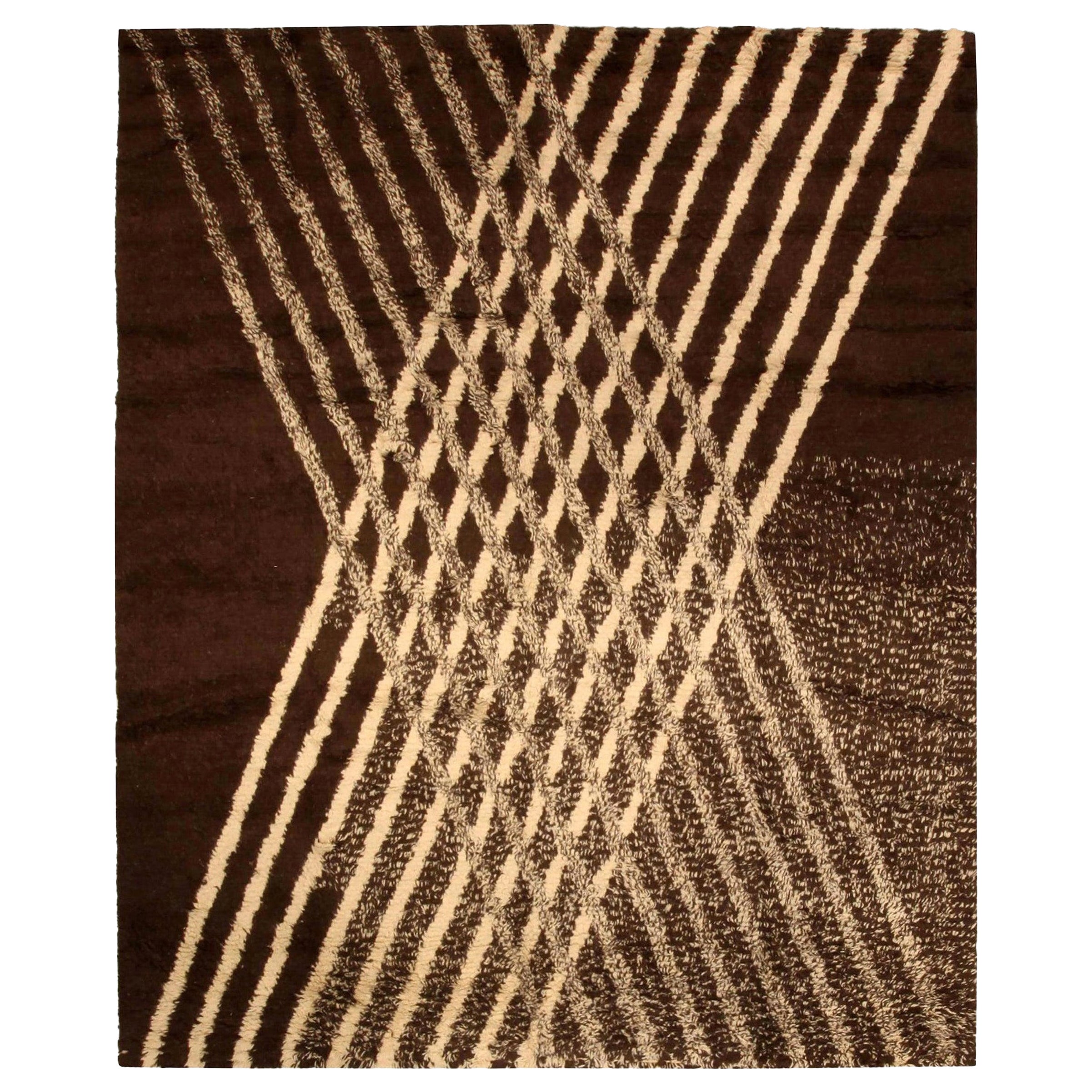 Alfombra marroquí contemporánea de lana marrón y marfil hecha a mano por Doris Leslie Blau en venta